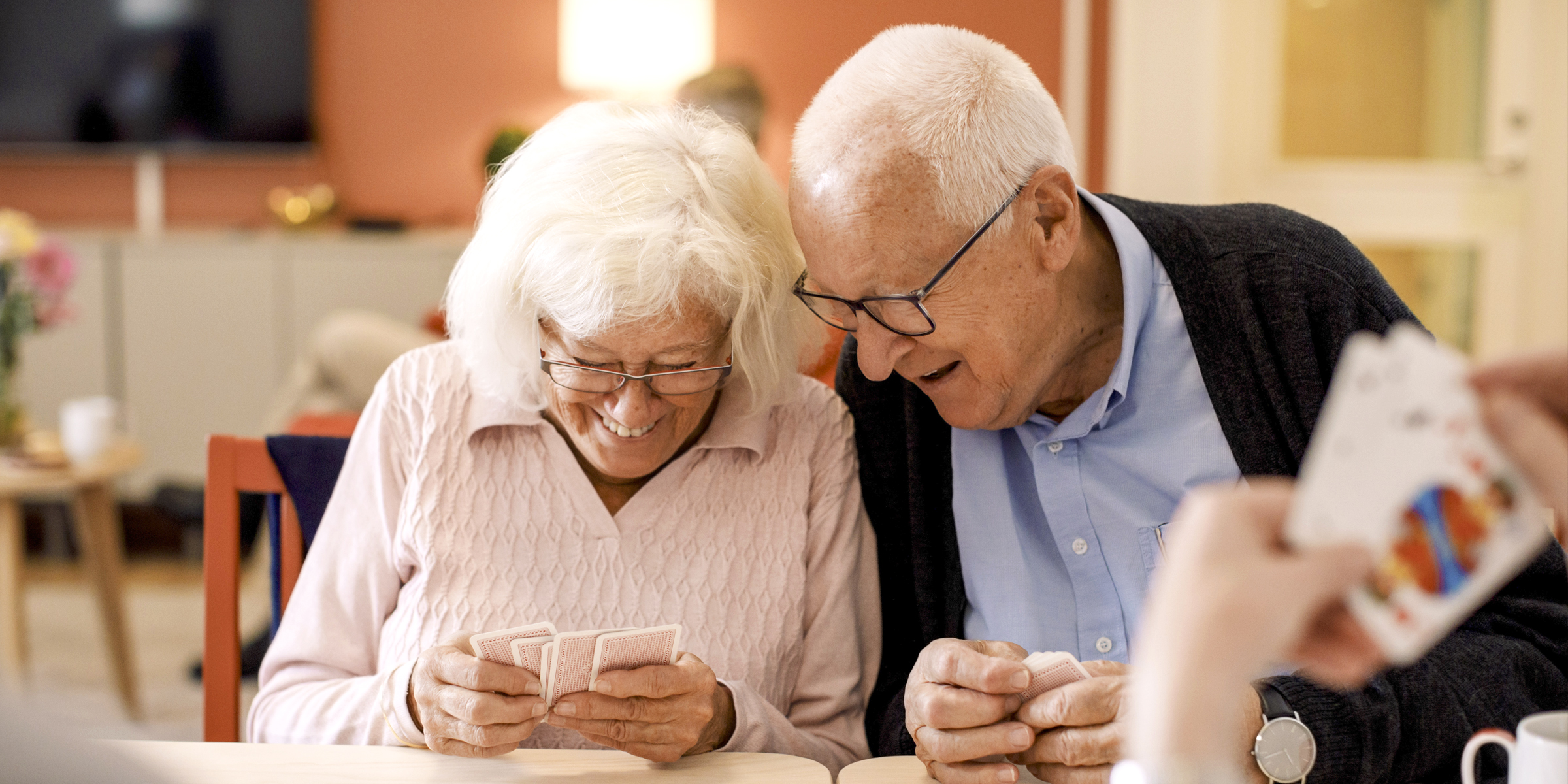 Un couple de personnes âgées jouant aux cartes | Source : Getty Images