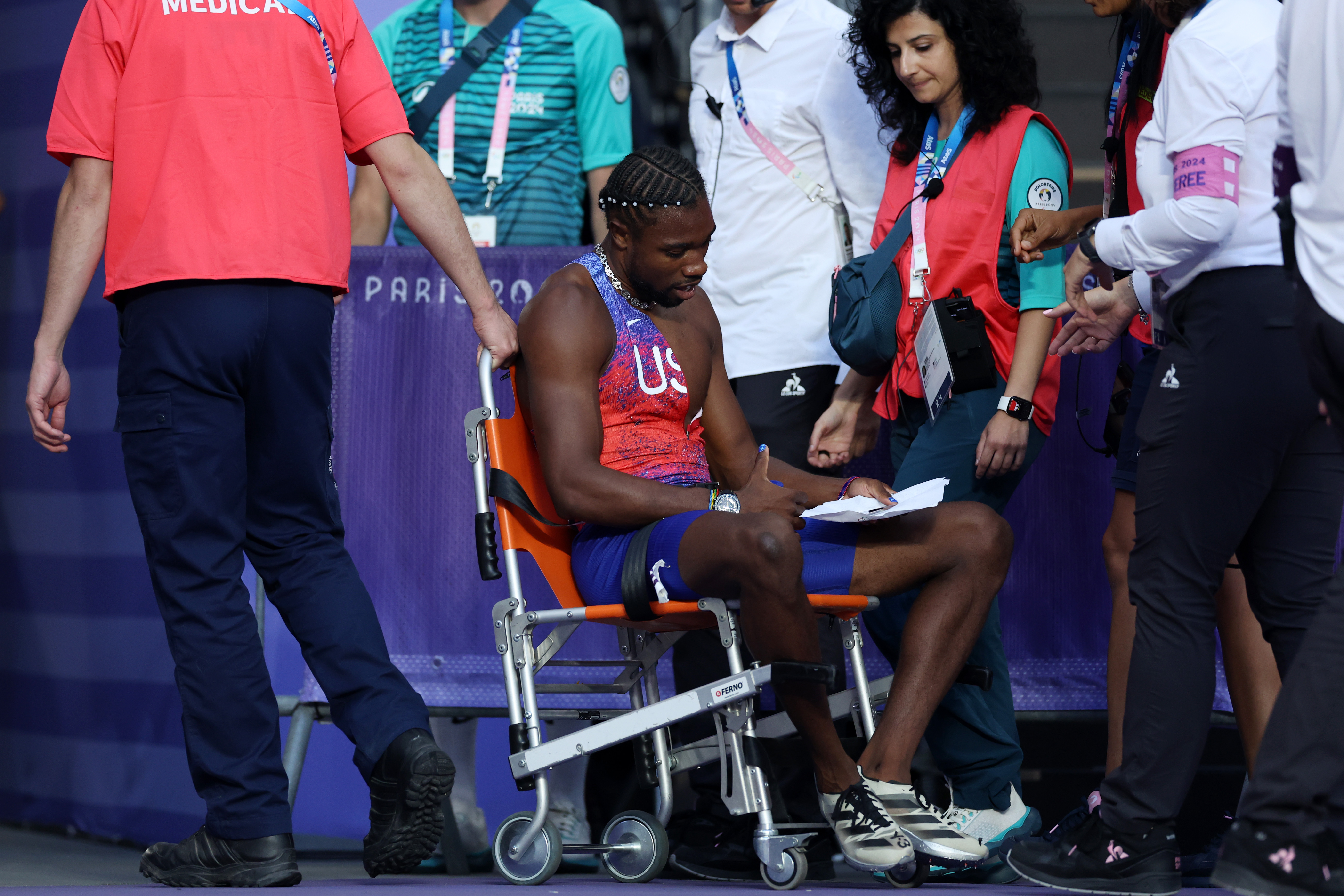 Noah Lyles de l'équipe des États-Unis en fauteuil roulant après avoir participé à la finale du 200 m masculin aux Jeux olympiques de Paris, le 8 août 2024 | Source : Getty Images