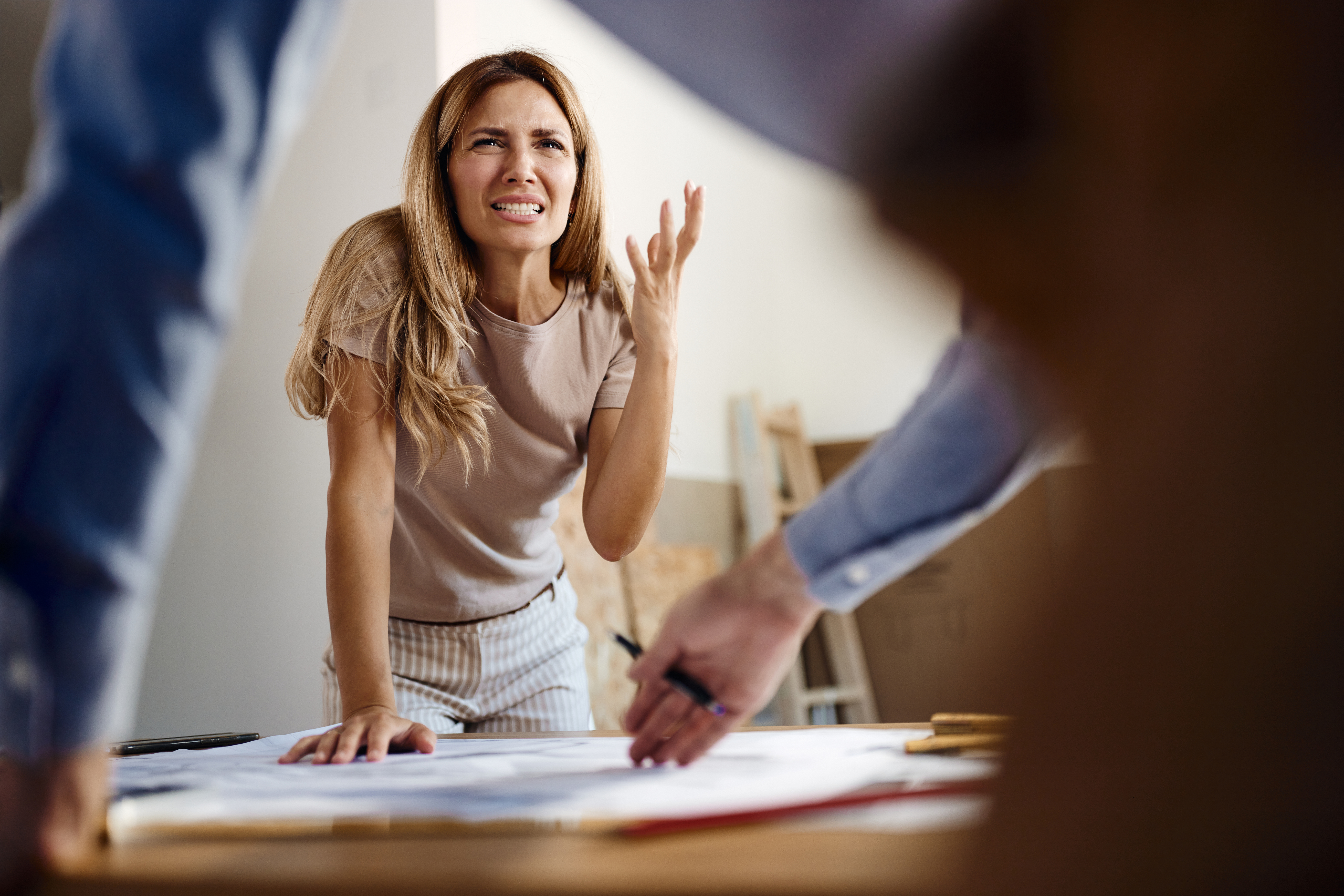 Femme frustrée parlant à un agent immobilier dans l'appartement | Source : Getty Images