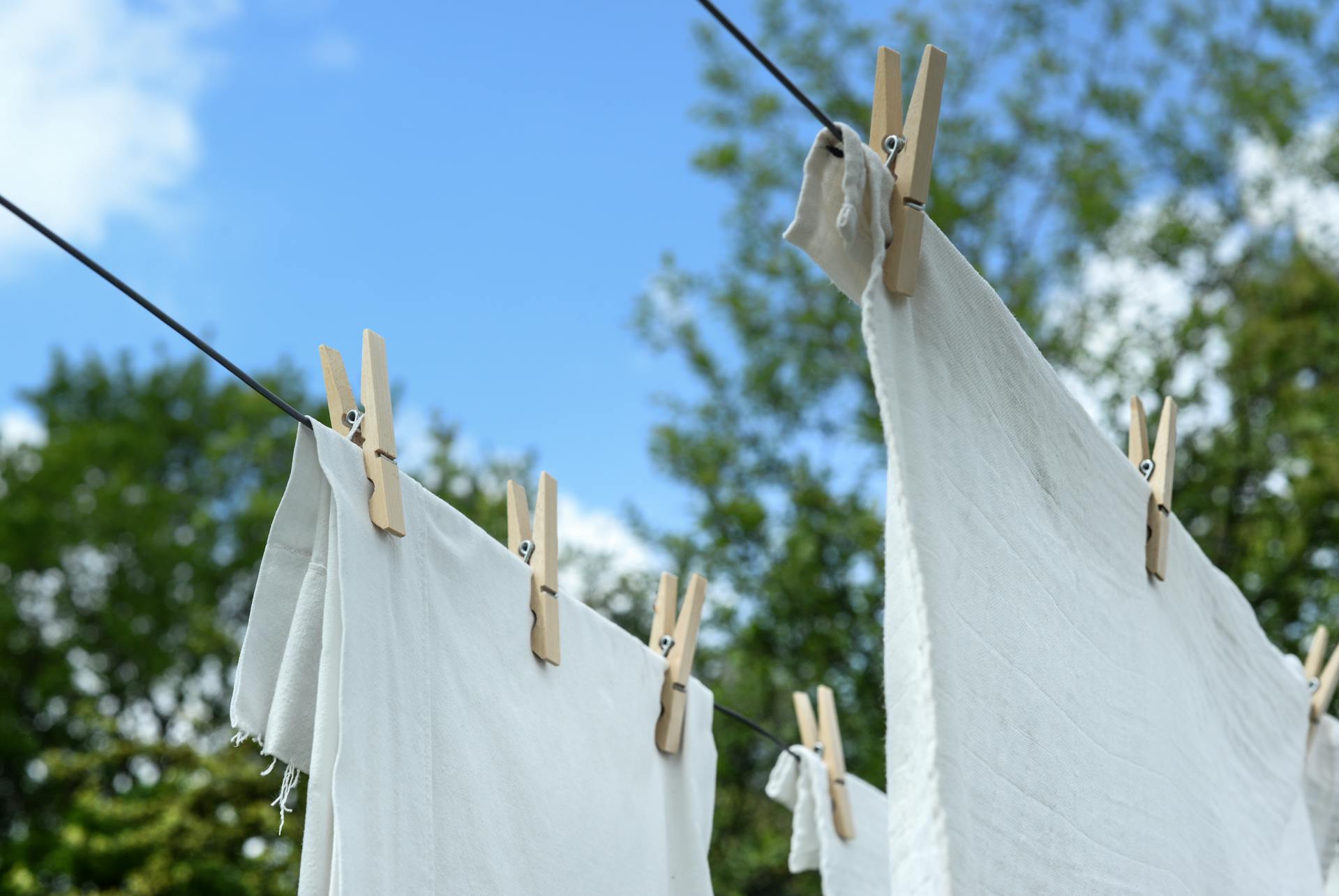 Du linge étendu sur une corde à linge | Source : Pexels