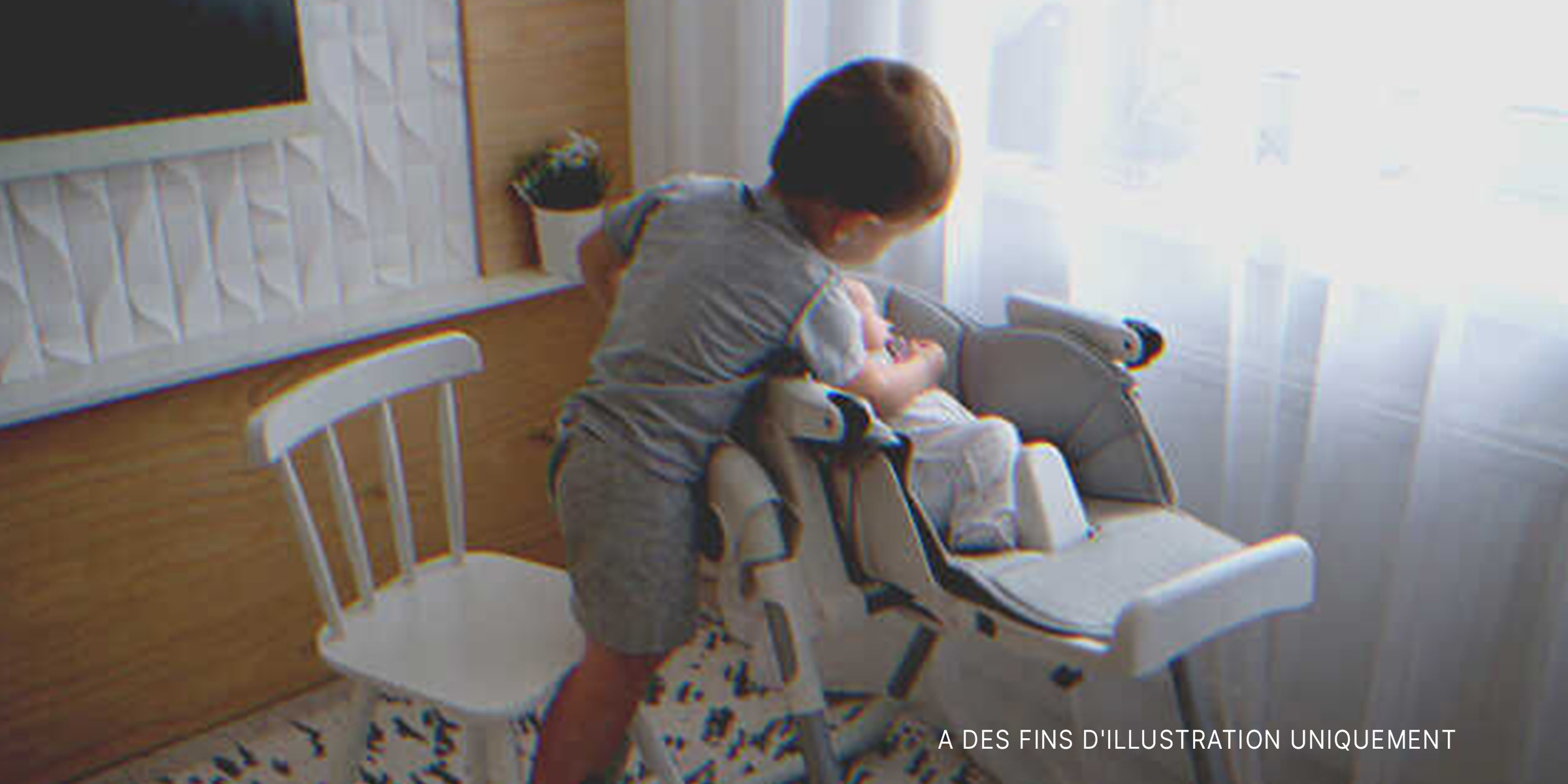Un enfant avec un bébé | Source : Shutterstock