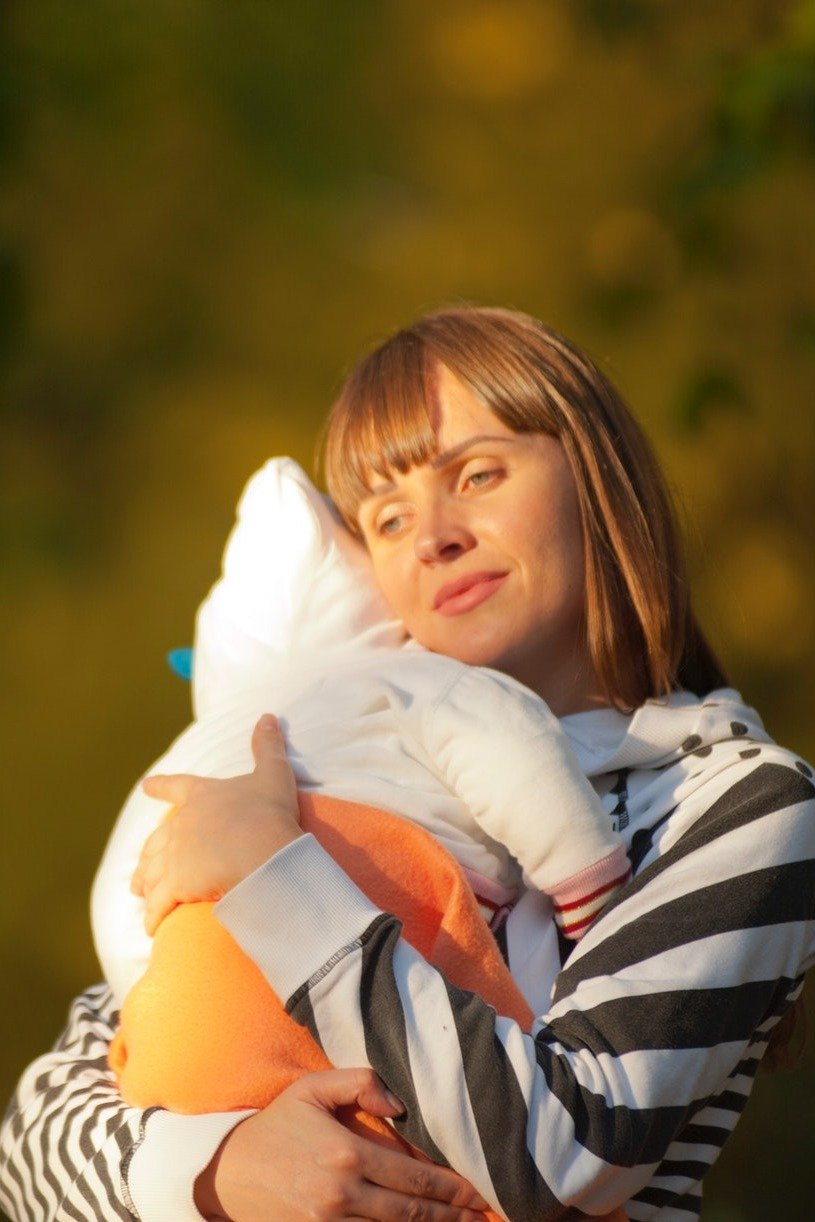 Une femme étrange avec un bébé dans les bras demande des nouvelles de Cody. | Source : Pexels