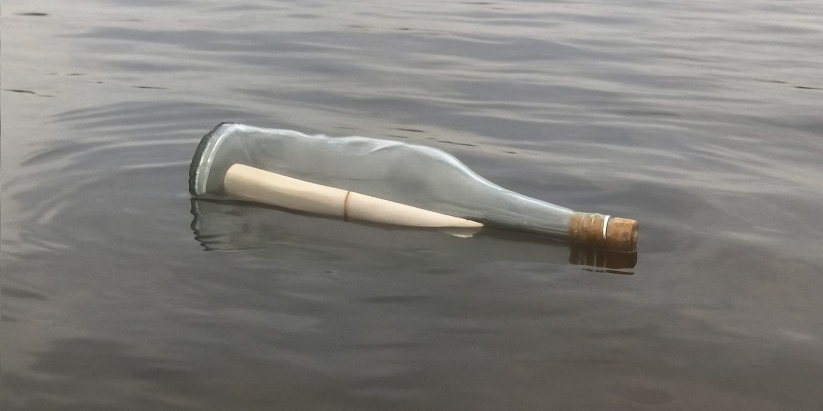 Une lettre dans une bouteille. | Source : Sora
