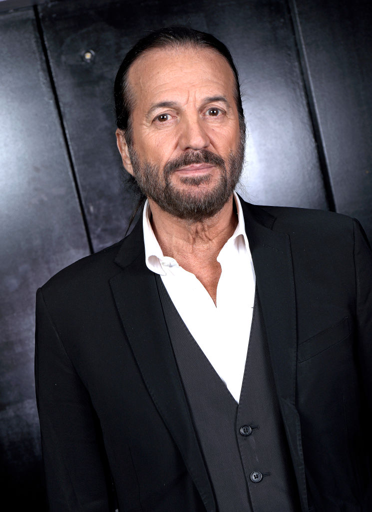 Francis Lalanne pose lors d'une séance photo à Paris, le 02/01/2023. | Source : Getty Images
