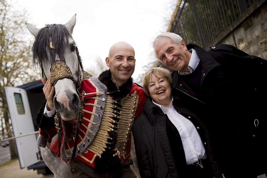 Nicolas Canteloup et ses parents. | Photo : Getty Images