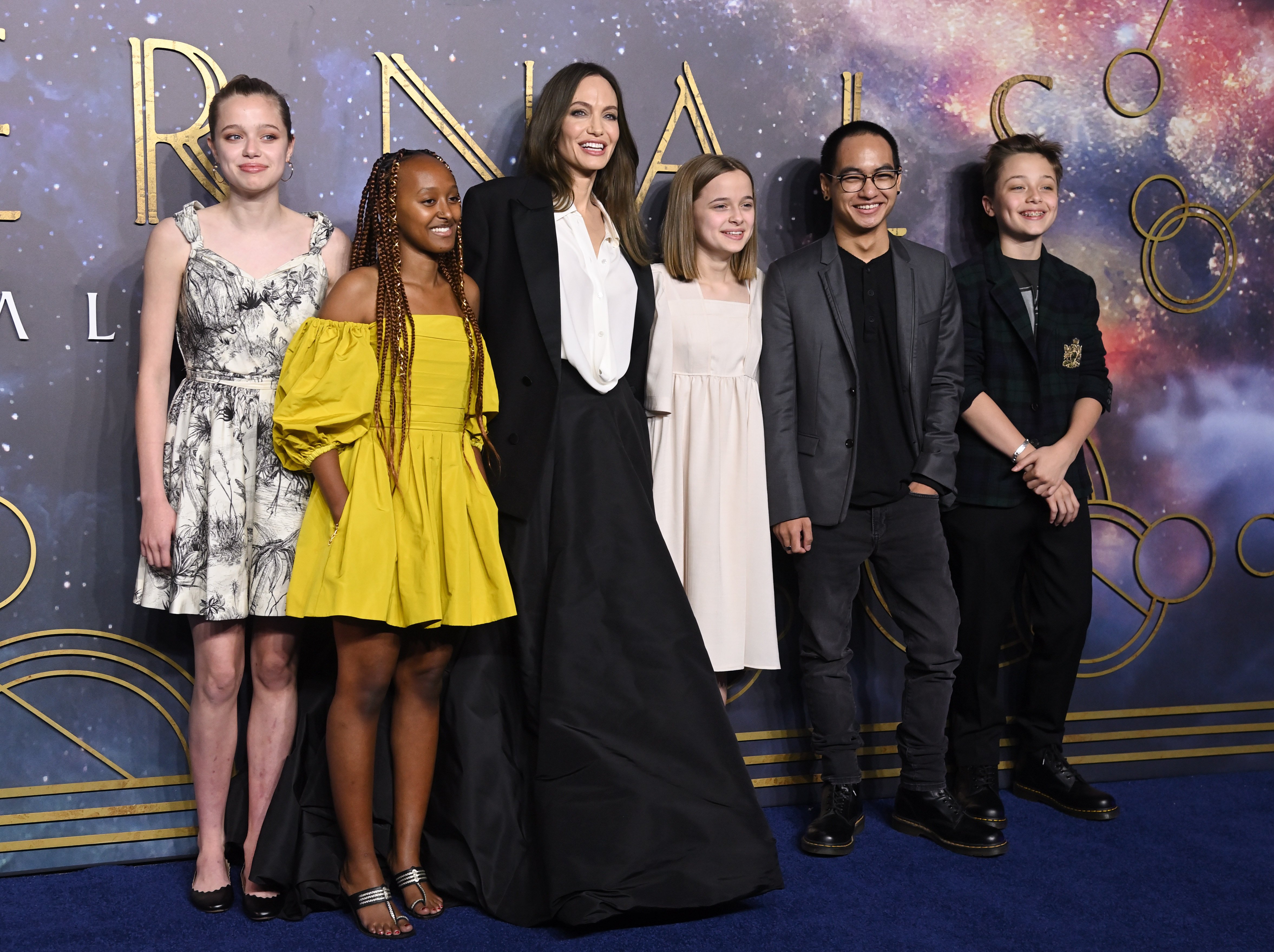 Shiloh Jolie-Pitt, Zahara Jolie-Pitt, Angelina Jolie, Vivienne Jolie-Pitt, Maddox Jolie-Pitt et Knox Jolie-Pitt assistent à la première britannique de "The Eternals" au BFI IMAX Waterloo le 27 octobre 2021 à Londres, en Angleterre. | Source : Getty Images