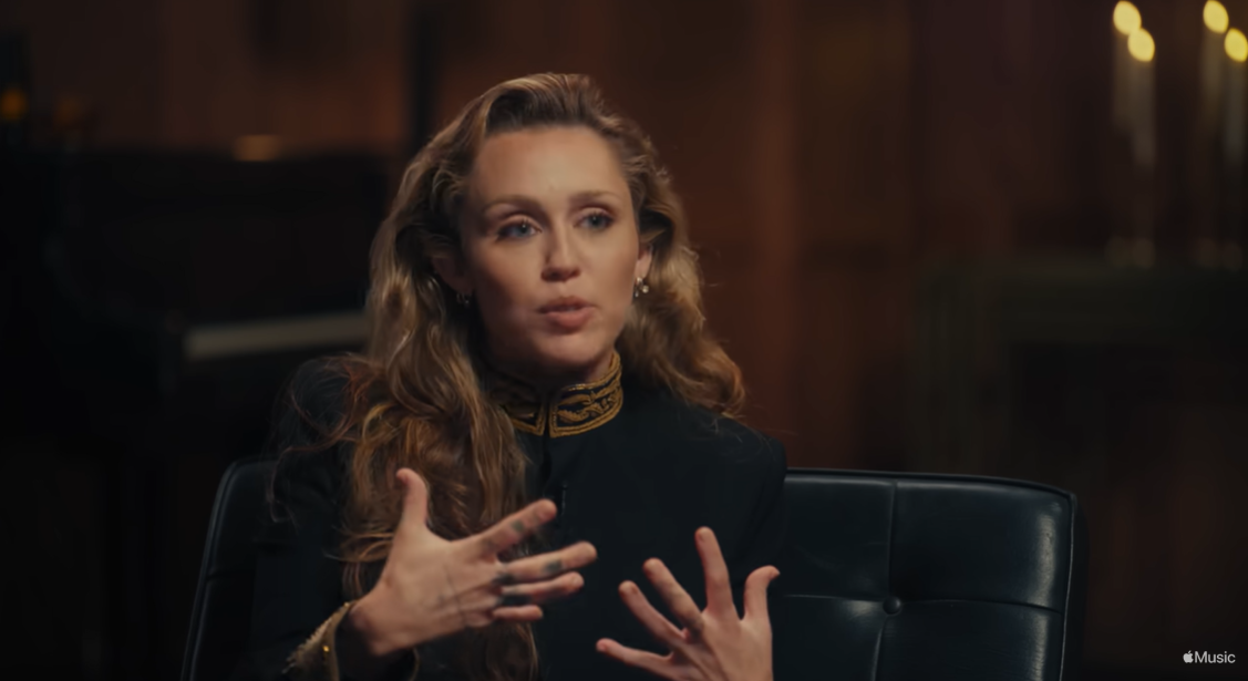 Miley Cyrus réfléchit à la nature profondément personnelle de sa voix et à la raison pour laquelle elle a gardé son état privé pendant si longtemps | Source : YouTube/AppleMusic