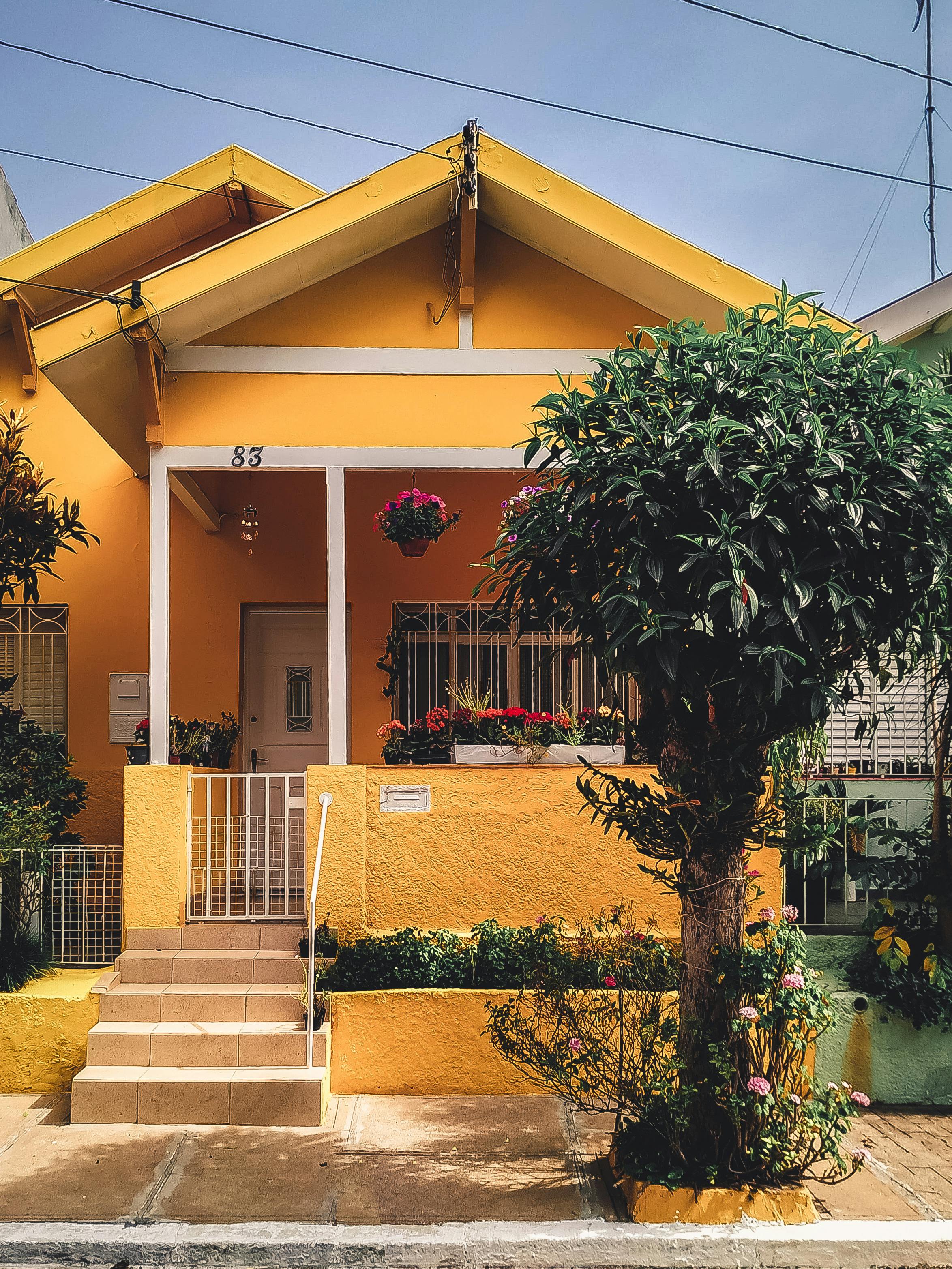 Une maison en béton jaune | Source : Pexels