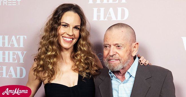 Hilary Swank et son père Stephen Michael Swank lors de la projection spéciale à Los Angeles de "What They Had" à l'iPic Westwood le 9 octobre 2018. | Photo : Getty Images