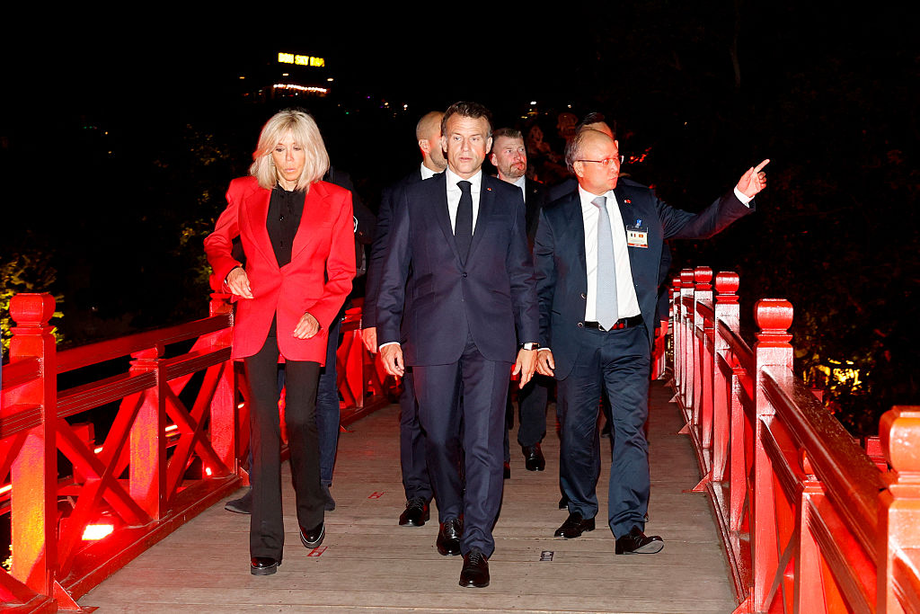 Le président français Emmanuel Macron et son épouse Brigitte Macron marchent sur le pont Huc, au bord du lac Hoan Kiem, à Hanoï, le 25 mai 2025. | Source : Getty Images