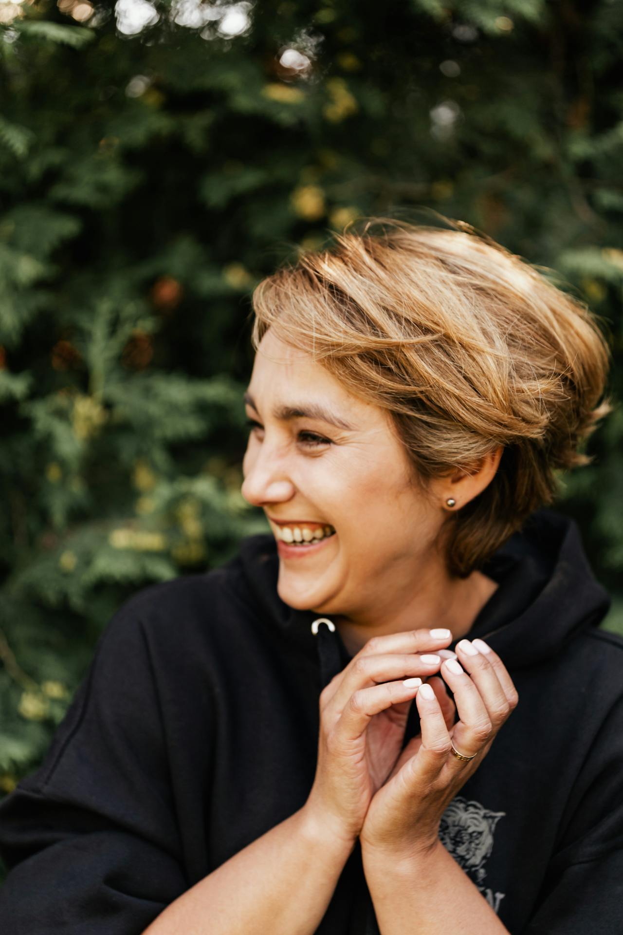 Une femme qui rit | Source : Pexels