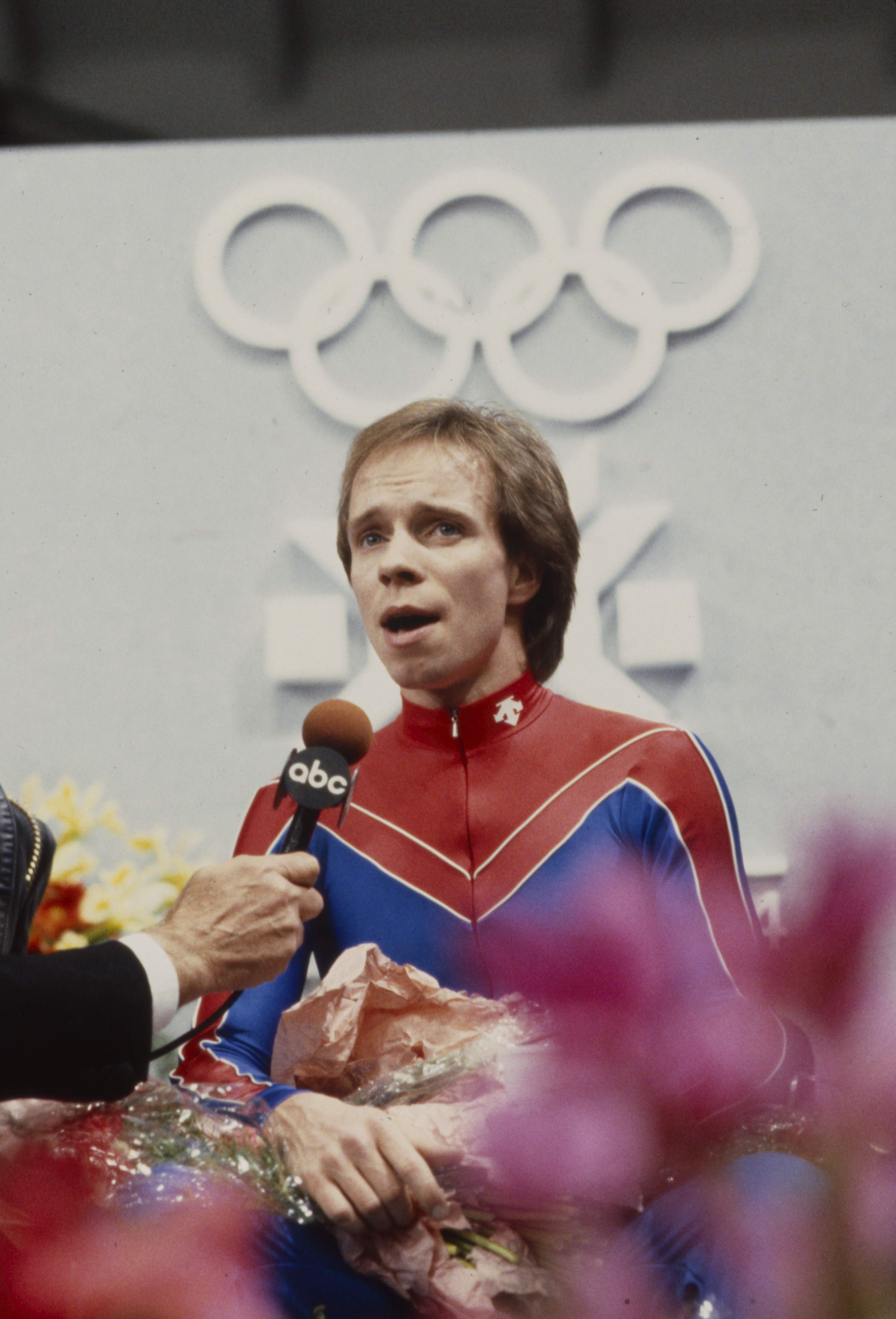 Scott Hamilton après avoir participé à l'épreuve masculine de patinage artistique aux Jeux olympiques d'hiver de 1984 / XIVe Jeux olympiques d'hiver le 1er février 1984 | Source : Getty Images