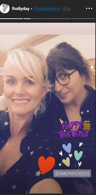 Photo de Laeticia Hallyday accompagnée de son amie Anne Marcassus pour lui souhaiter un bon anniversaire. | Photo : Story Instagram / lhallyday
