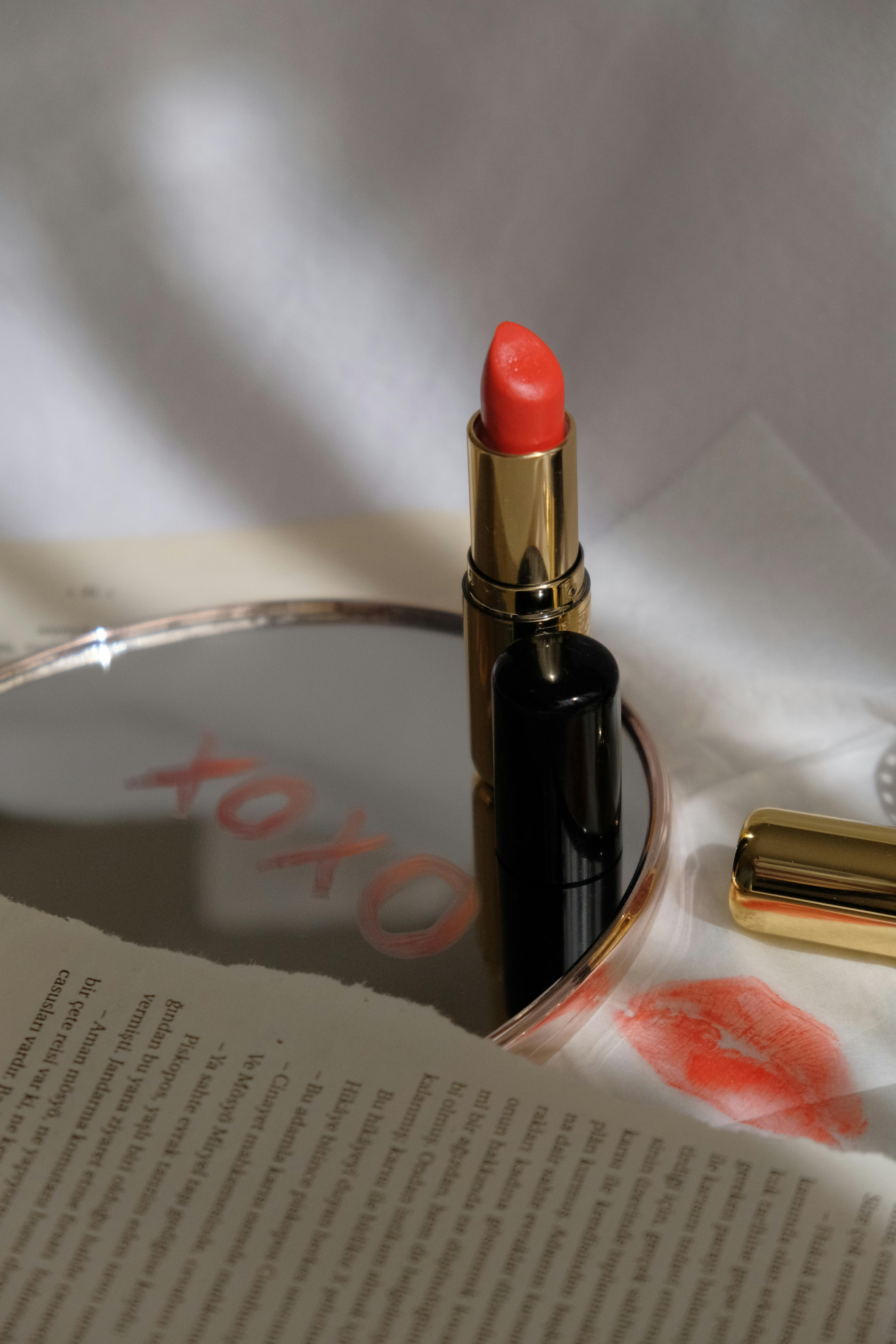 Une note en rouge à lèvres et une marque de baiser sur une chemise | Source : Pexels