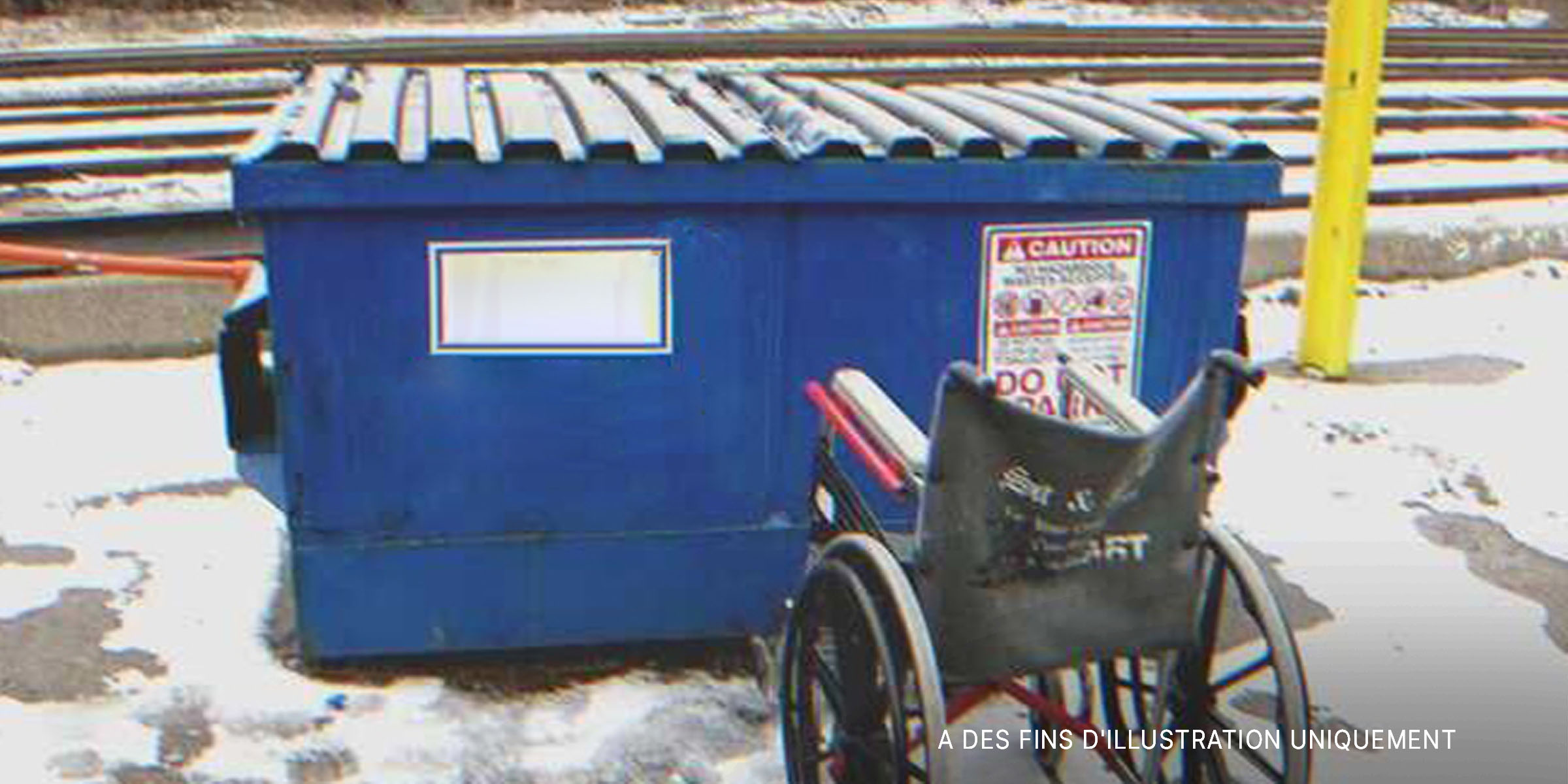 Un fauteuil roulant près d'une benne à ordure | Source : Shutterstock