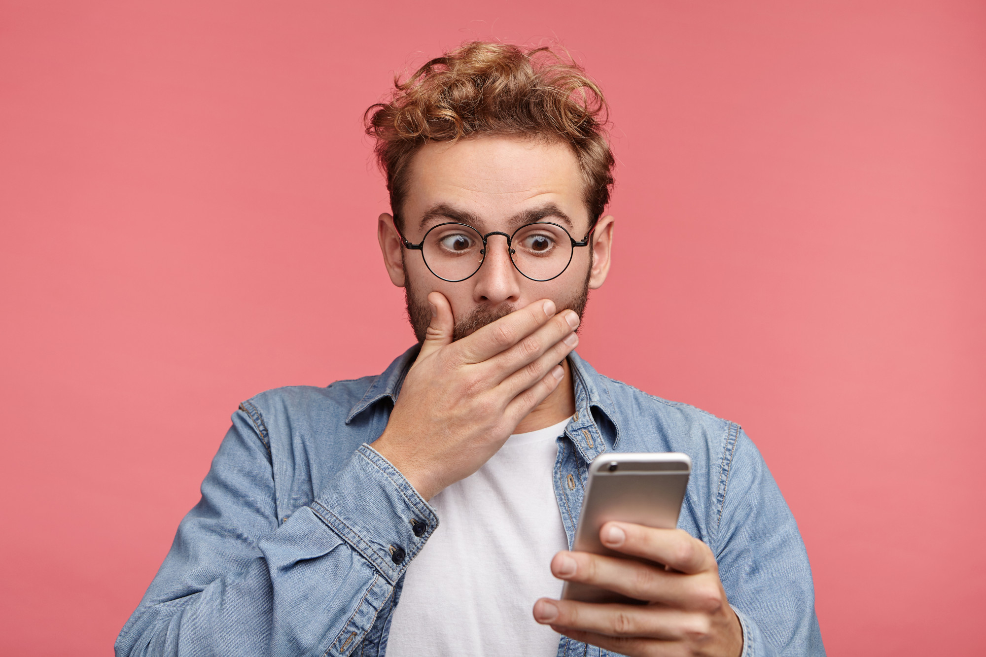 Un homme a l'air perturbé par quelque chose sur son téléphone | Source : Freepik