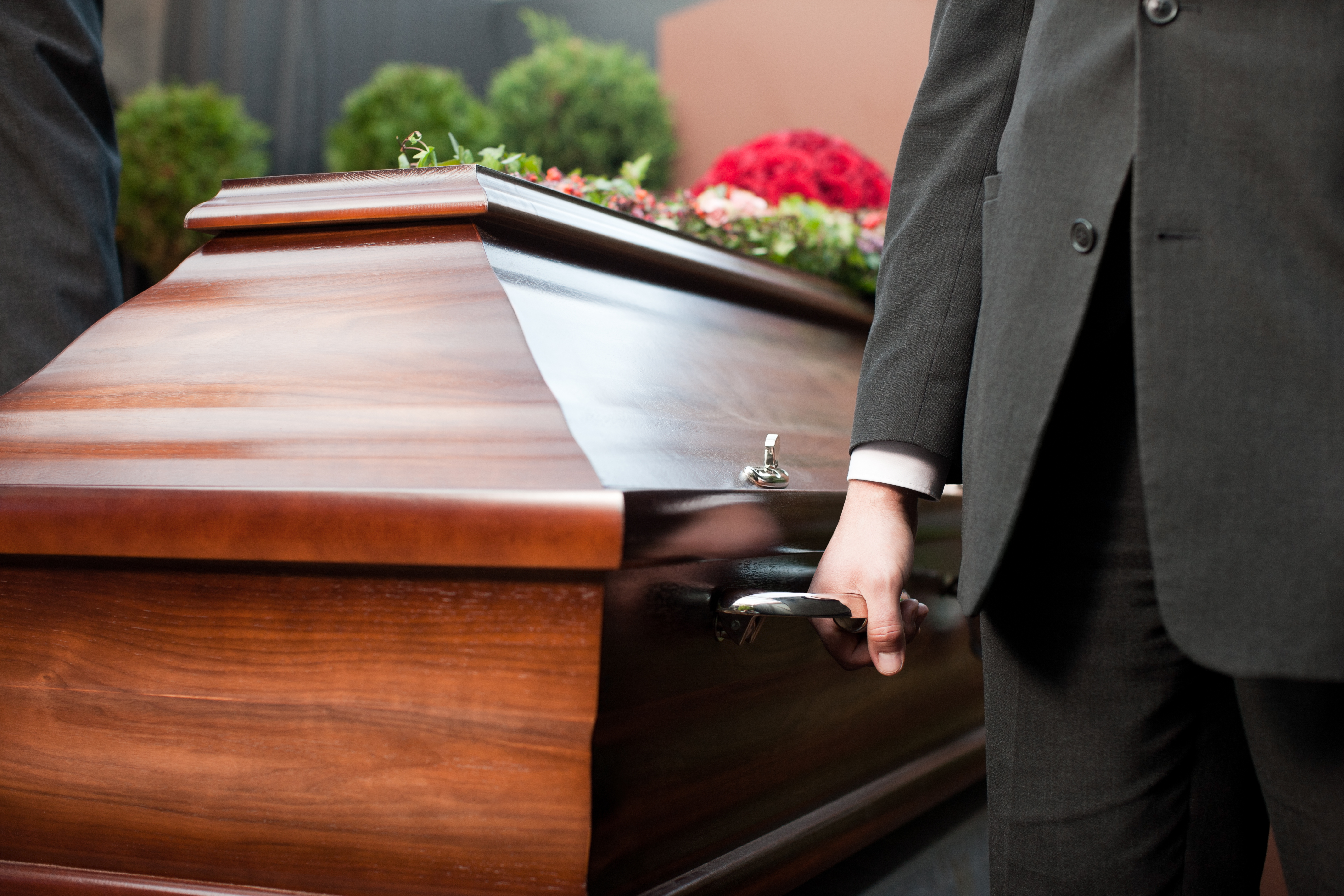 Des personnes portant un cercueil | Source : Shutterstock