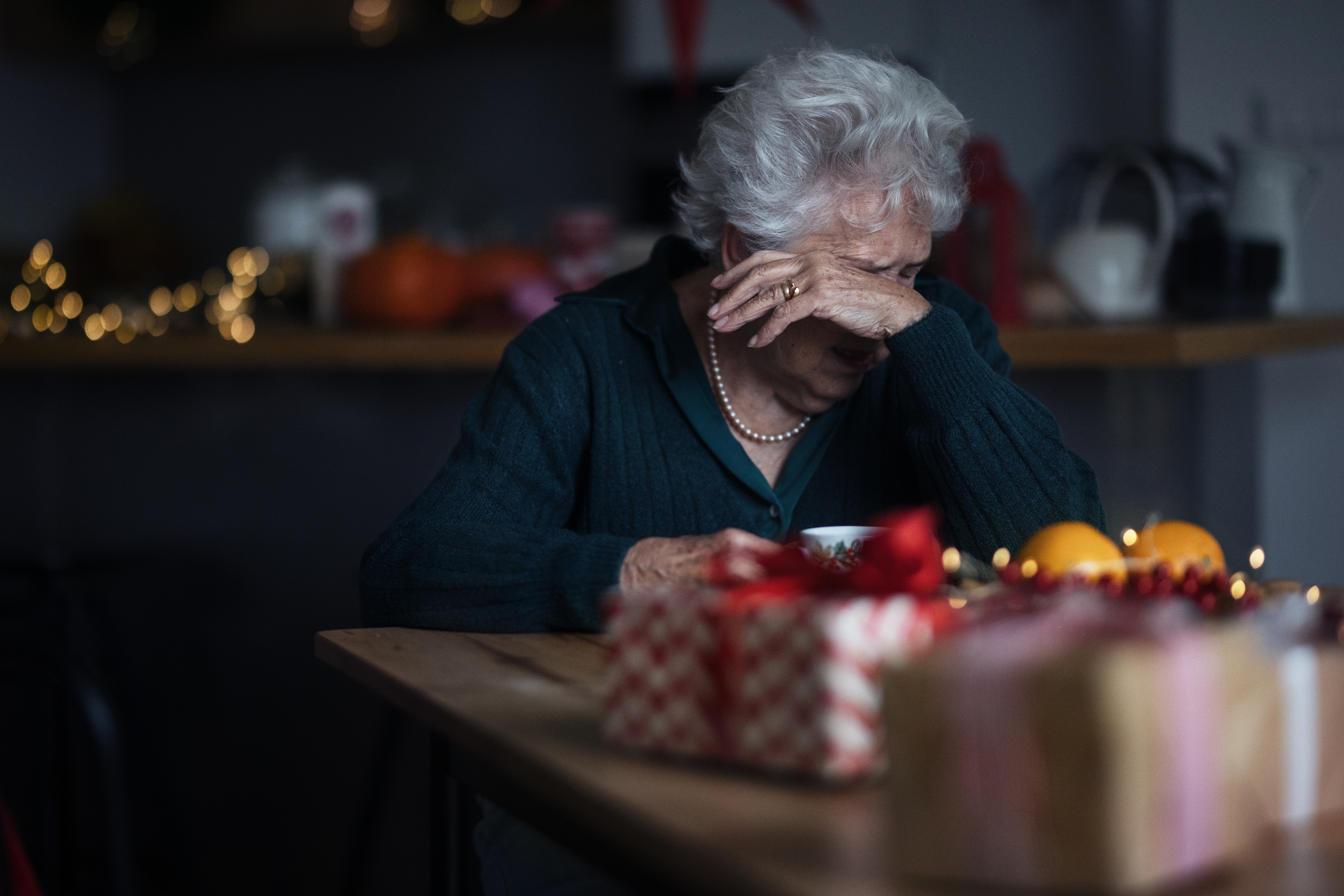 Une femme âgée malheureuse assise seule et en train de pleurer | Source : Shutterstock