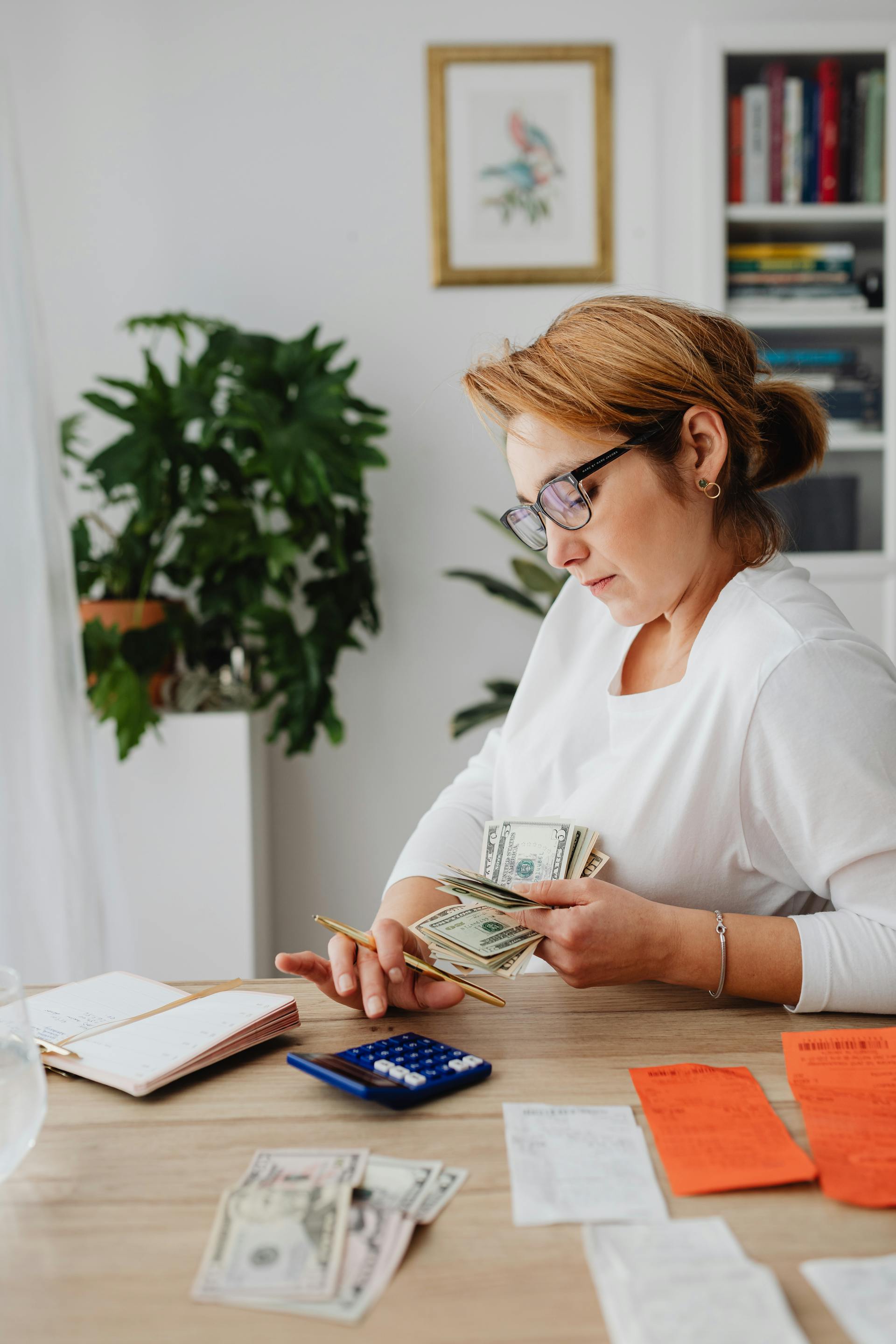 Une femme qui compte de l'argent | Source : Pexels