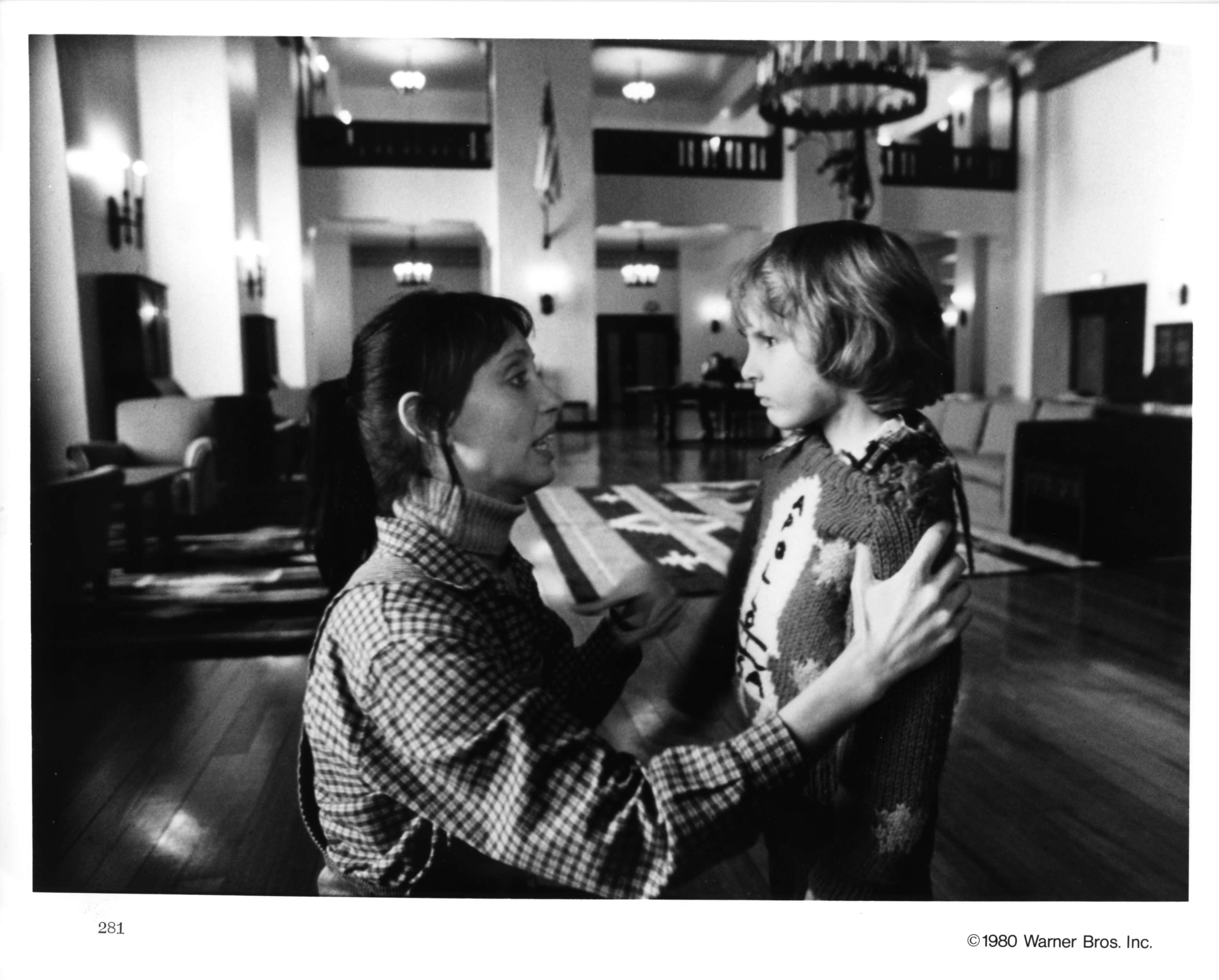 Shelley Duvall et Danny Lloyd sur le plateau de tournage de "The Shining", 1980 | Source : Getty Images