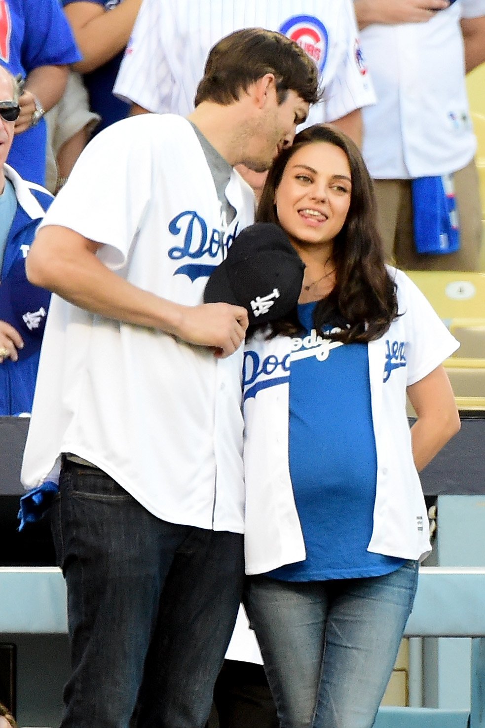 Ashton Kutcher et sa femme Mila Kunis sur le terrain du stade des Dodgers, le 19 octobre 2016, à Los Angeles, en Californie | Source : Getty Images