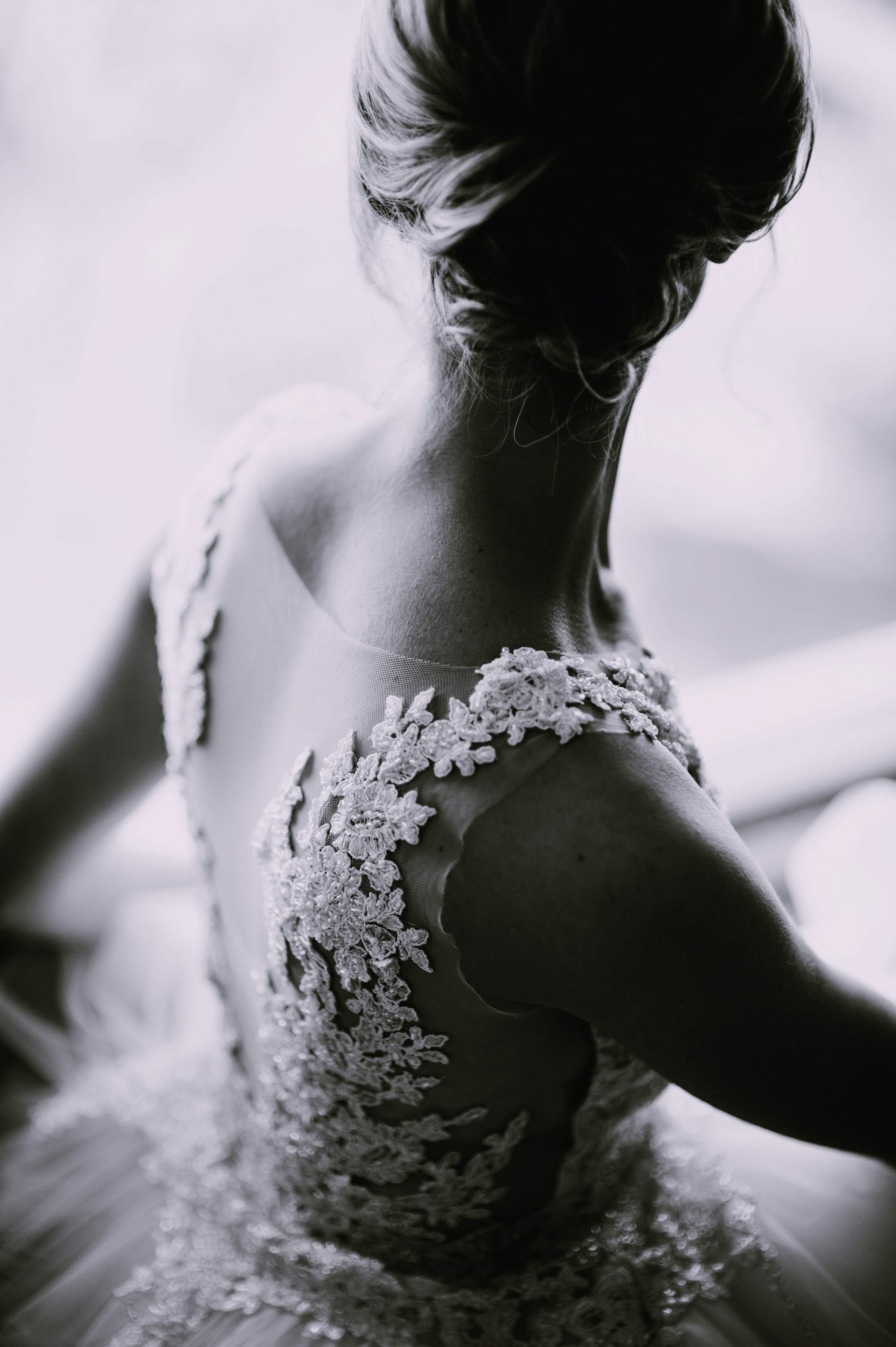 Vue arrière en niveaux de gris d'une mariée | Source : Unsplash