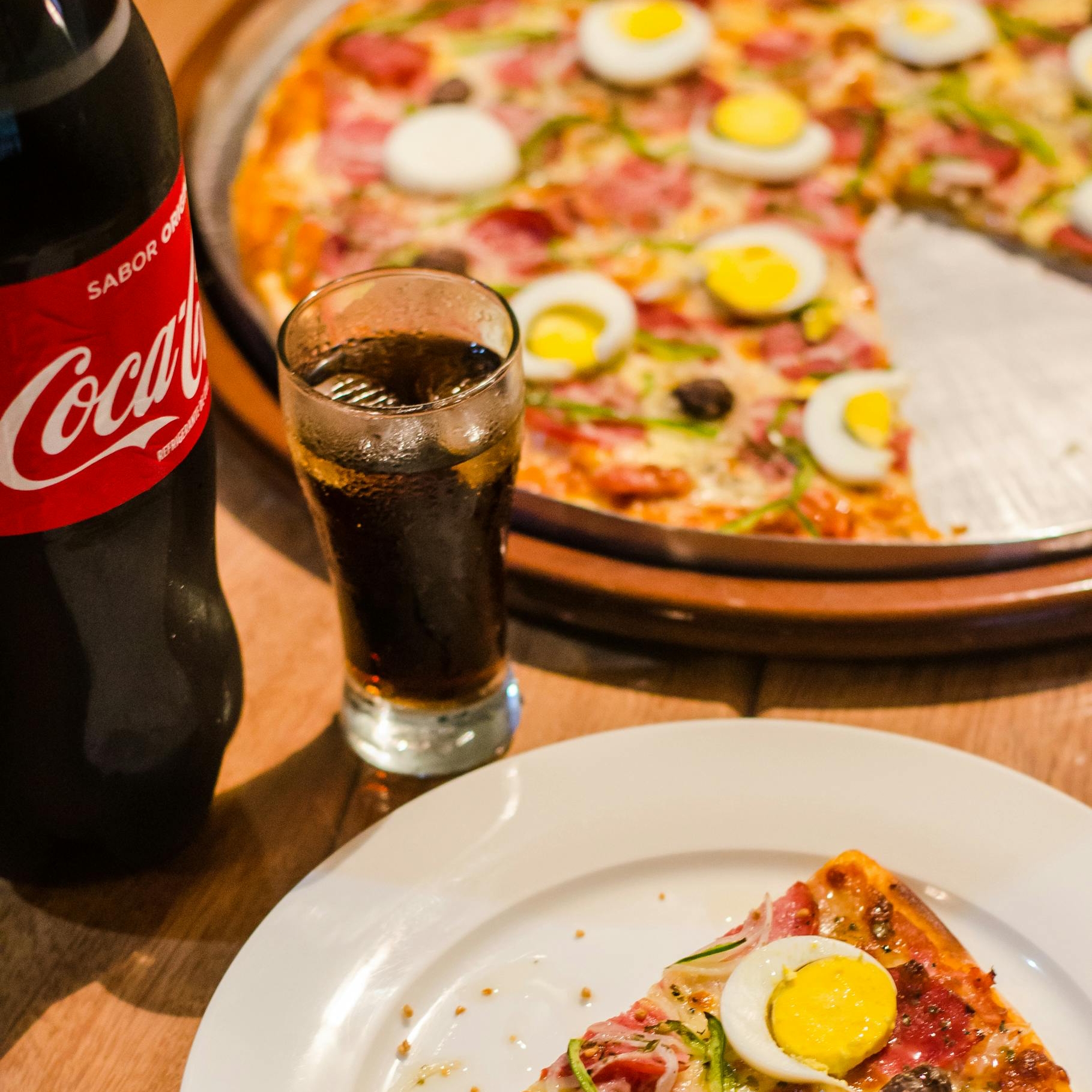 Des portions de fast-food disposées sur une table | Source : Pexels