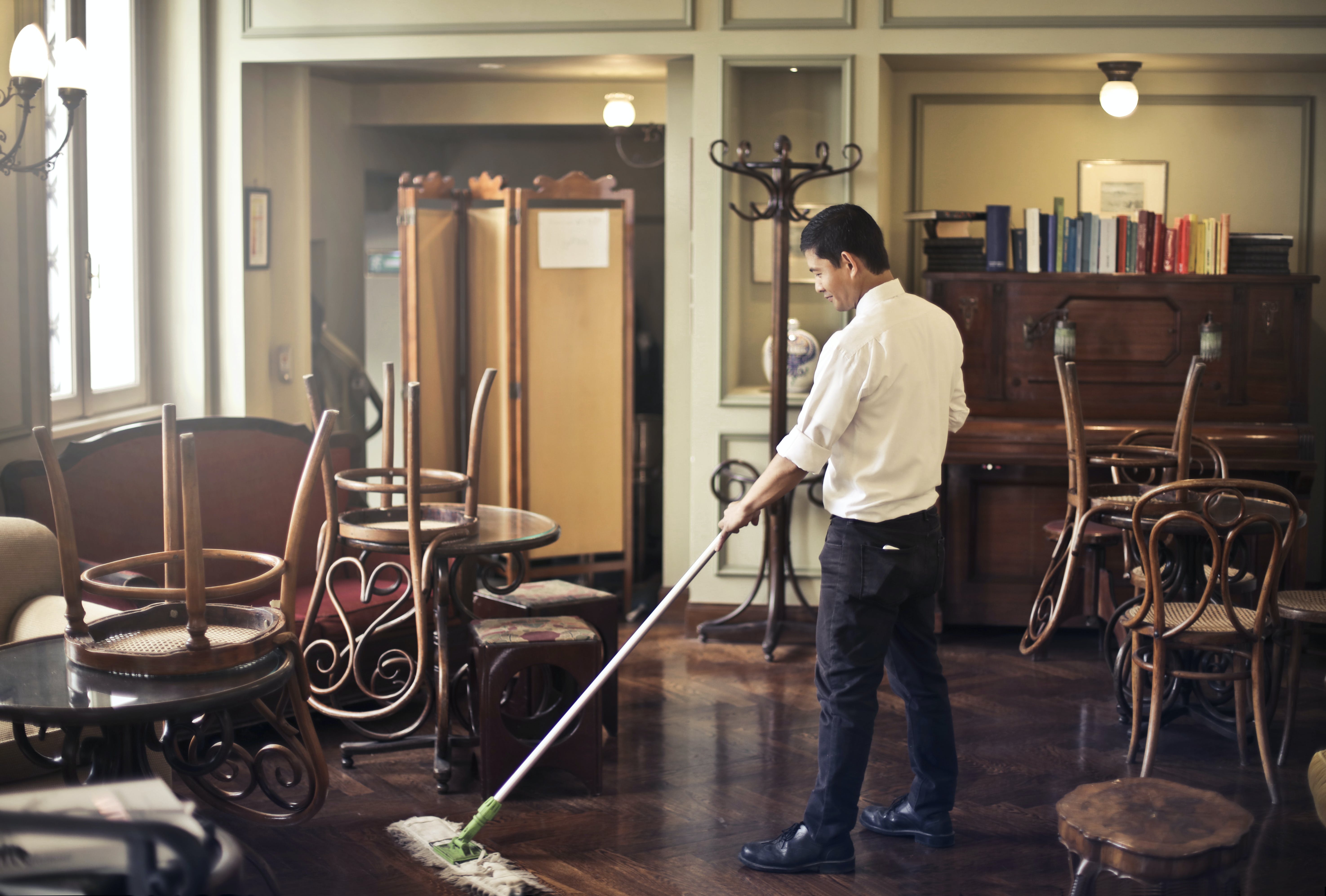 Un employé de restaurant en train de nettoyer | Source : Pexels
