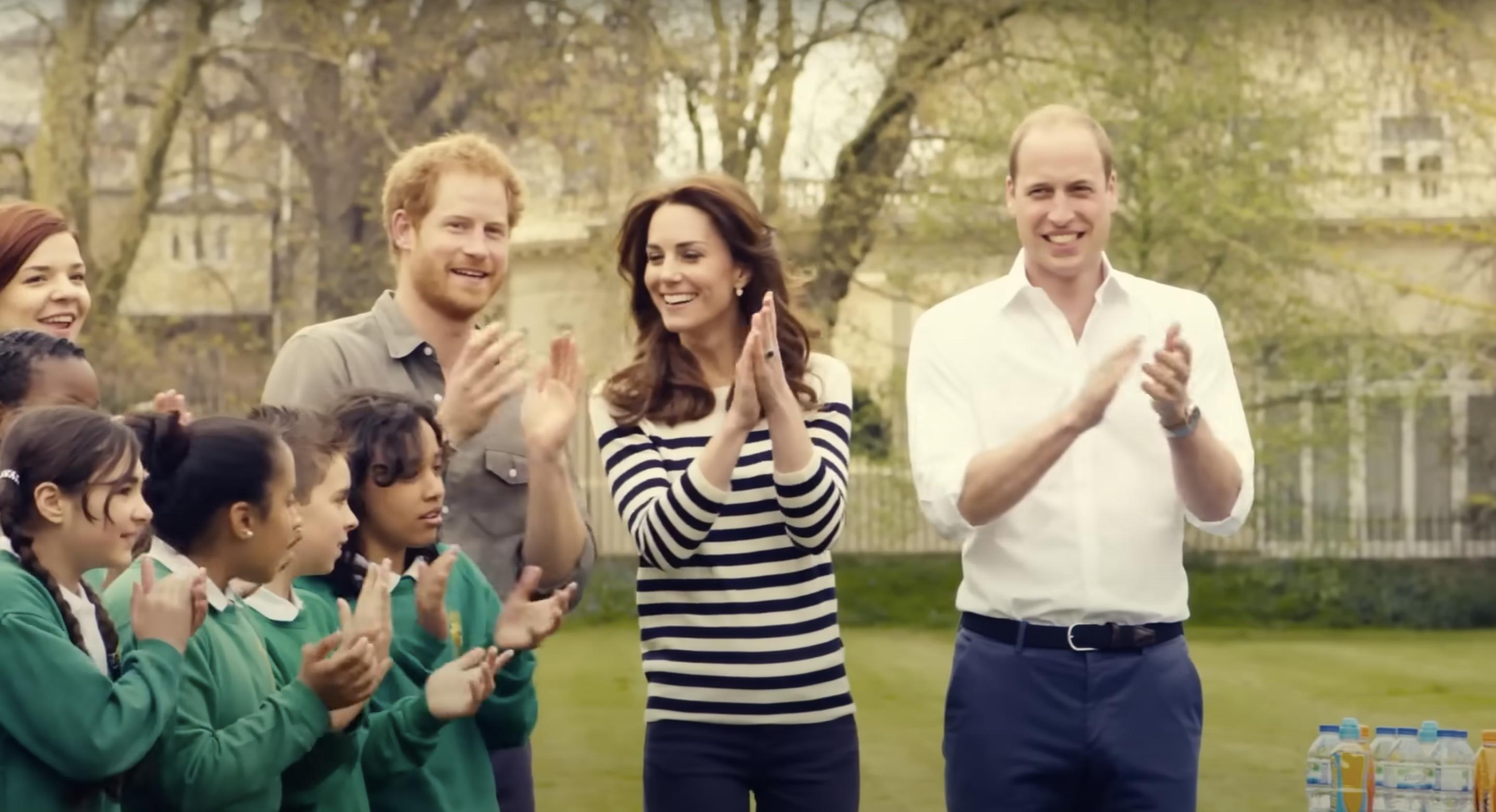 Une capture d'écran du prince Harry, de Catherine et du prince William tirée d'une vidéo postée le 24 avril 2016 | Source : YouTube/@_Place2Be