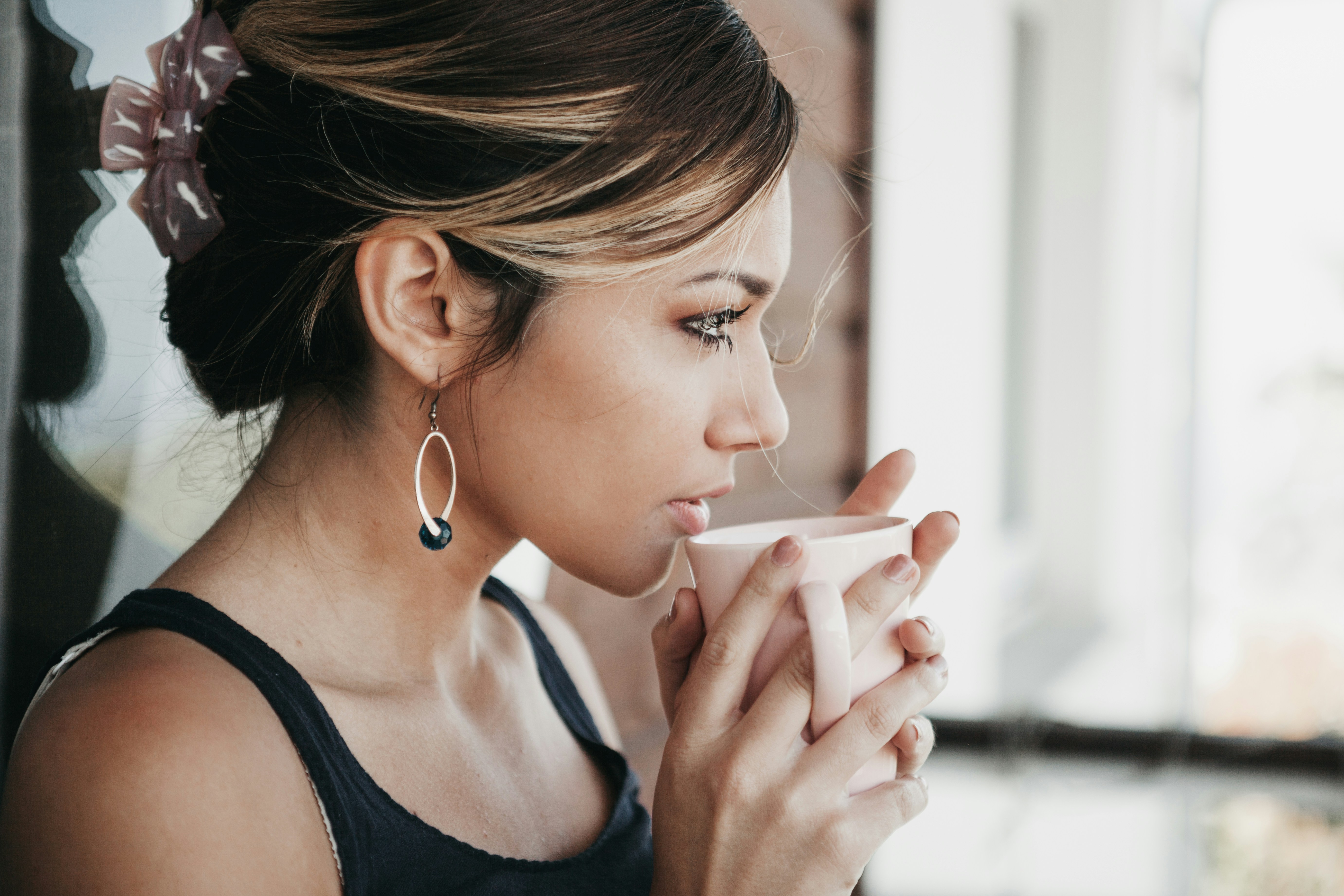 Une femme buvant dans une tasse | Source : Unsplash