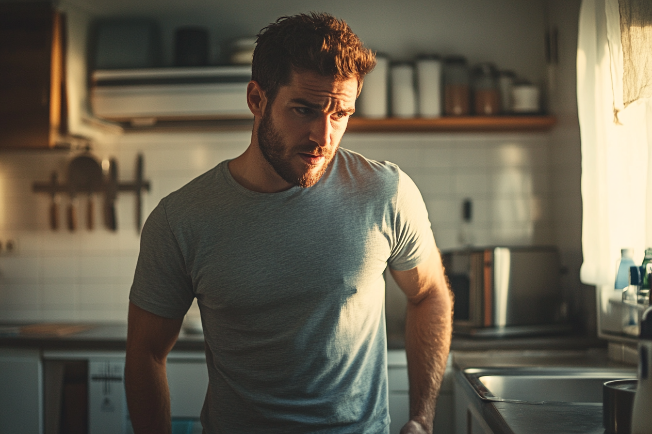 Un homme debout dans sa maison | Source : Midjourney