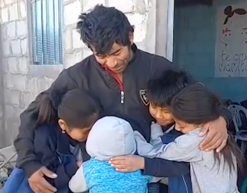 Enrique Alegría Valdivia et ses enfants à Cordoba, Argentine, 2023 | Source : facebook.com/YaraviArequipa