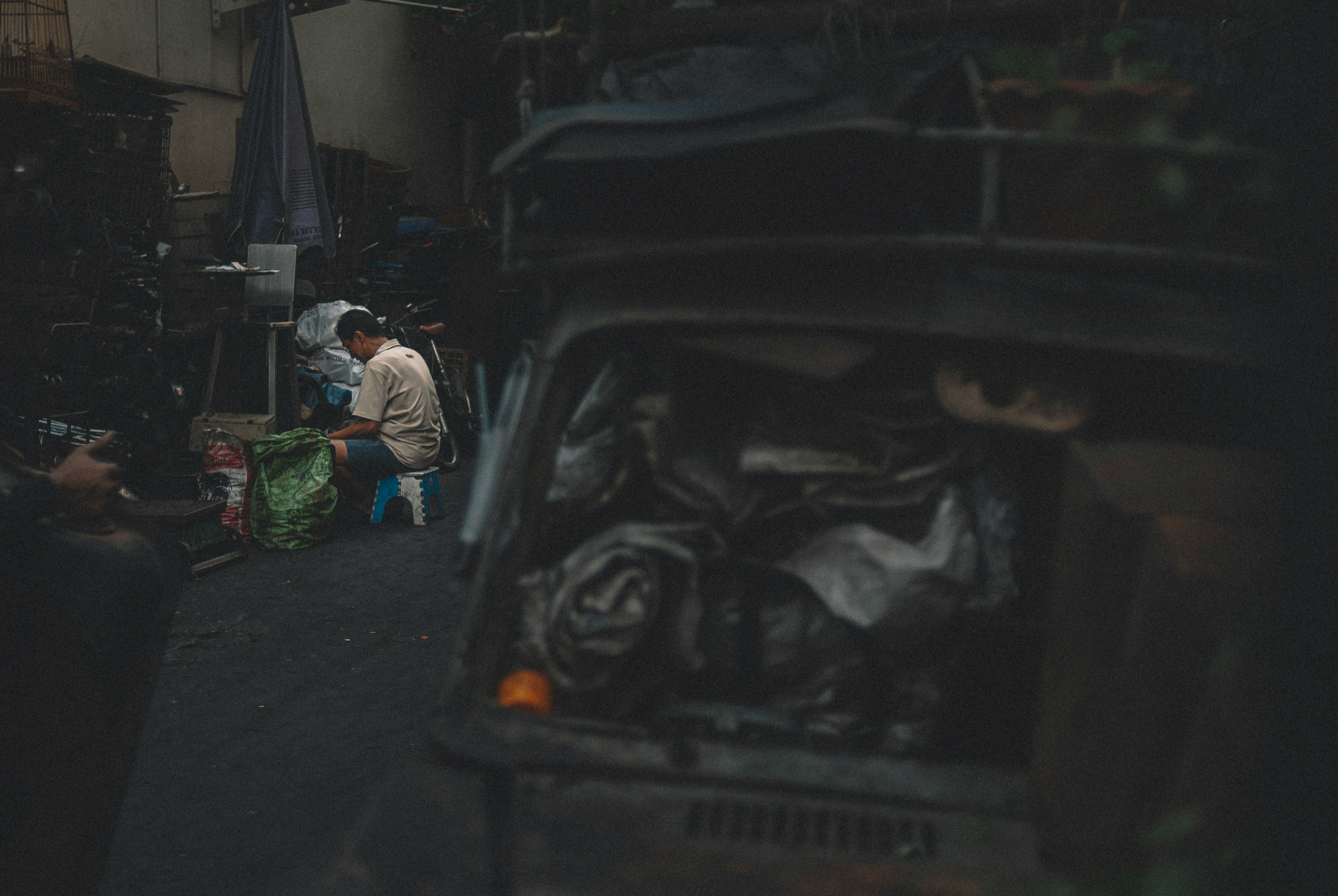 Un homme assis dans son garage | Source : Unsplash