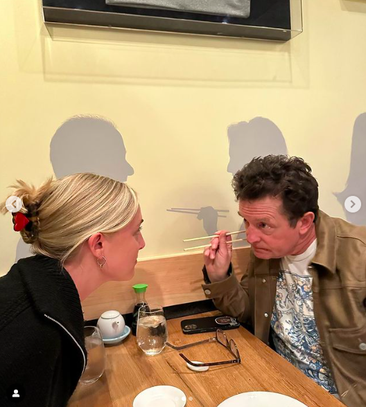 Aquinnah et Michael J. Fox au restaurant, posté le 16 février 2023 | Source : Instagram/realmikejfox