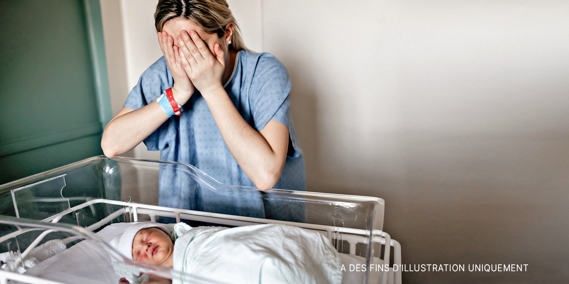 Une mère pleurant près de son nouveau-né placé dans une couveuse | Source : Shutterstock