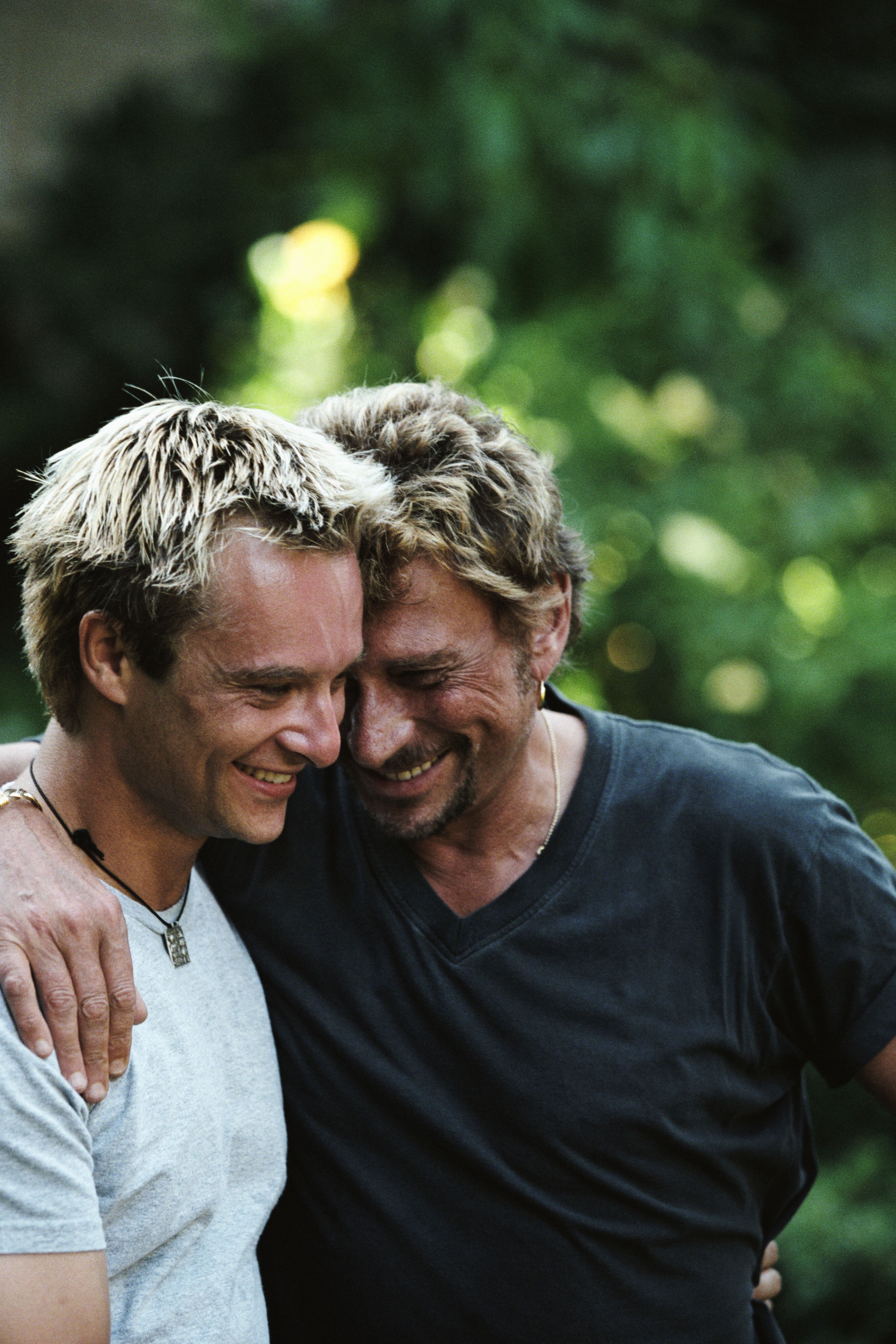 Johnny Hallyday et son fils David Hallyday échangent un moment complice | Photo : Getty Images.