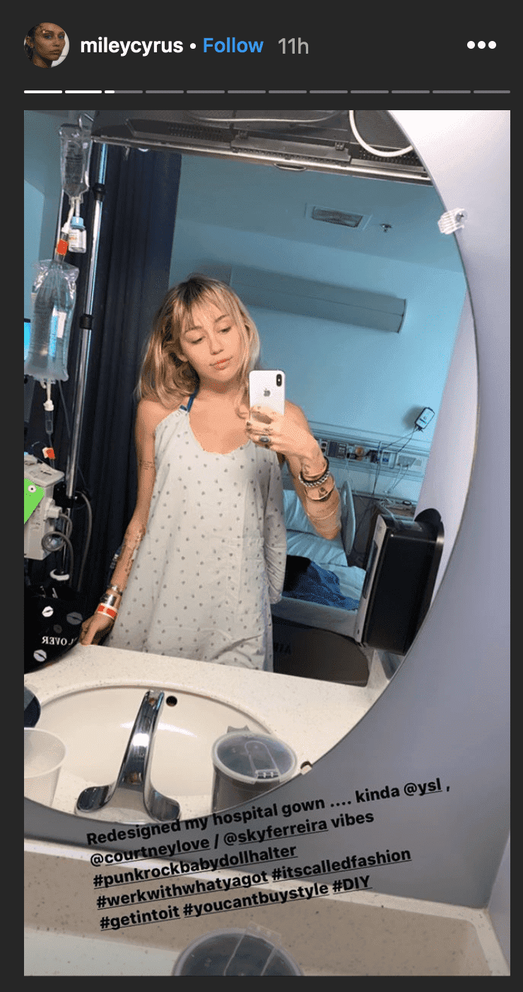 Miley Cyrus prend une selfie sur le miroir  dans sa chambre d'hôpital | Source : instagram.com/mileycyrus
