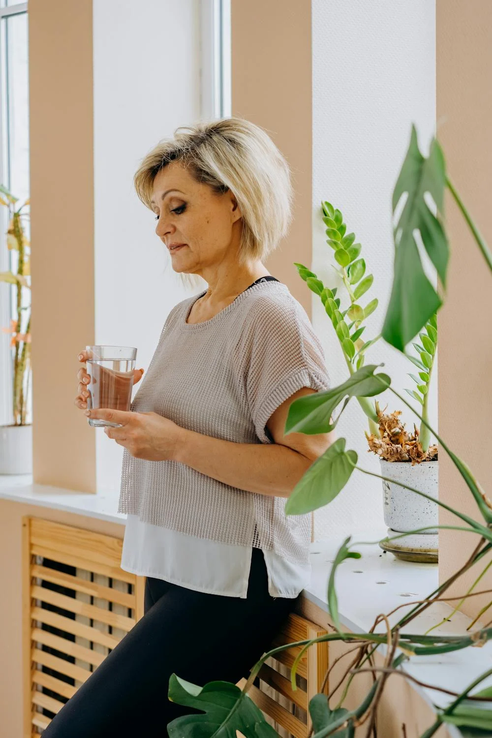 Une femme sérieuse avec une tasse de thé | Source : Pexels