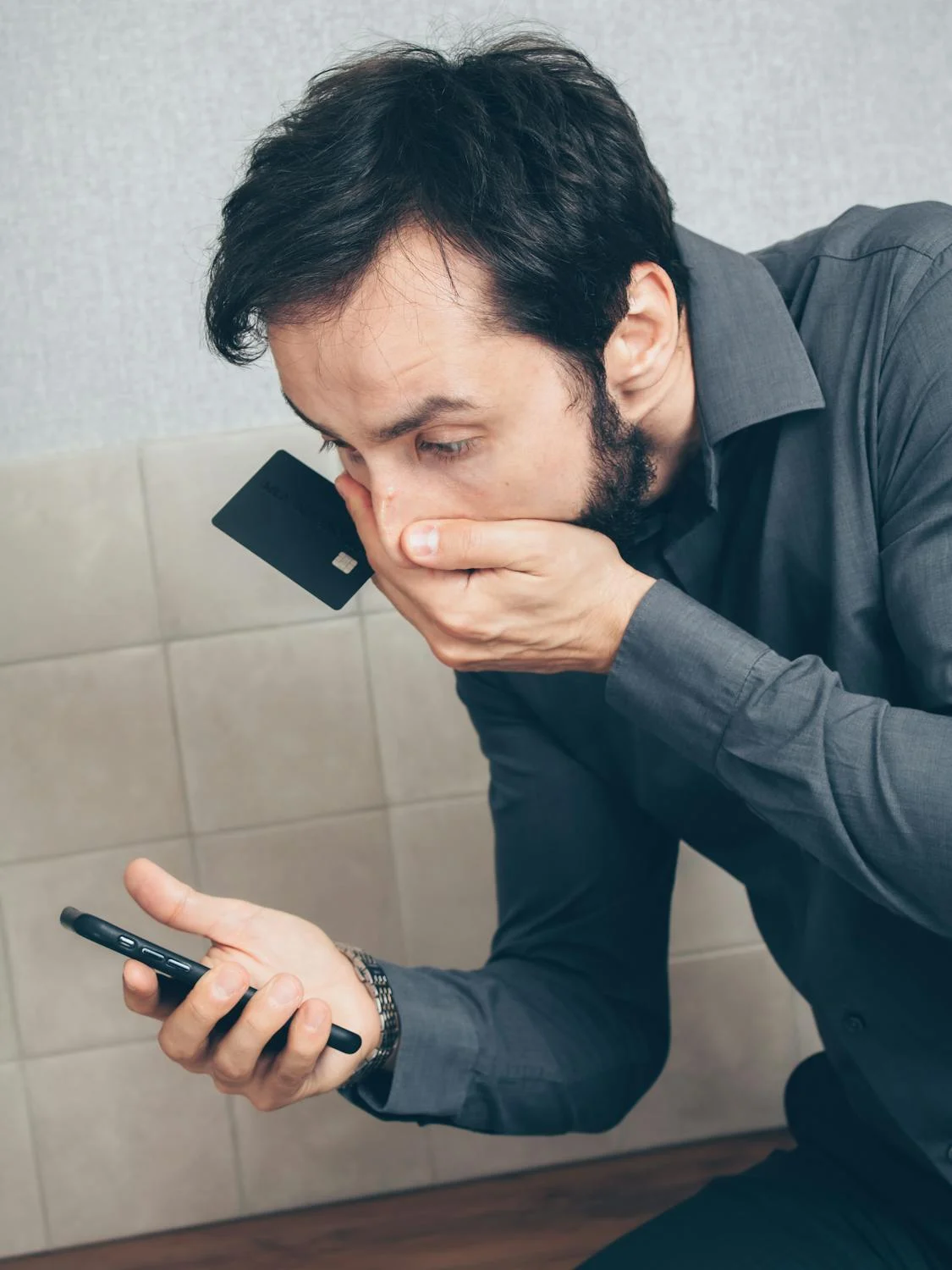 Un homme choqué qui regarde son téléphone | Source : Pexels