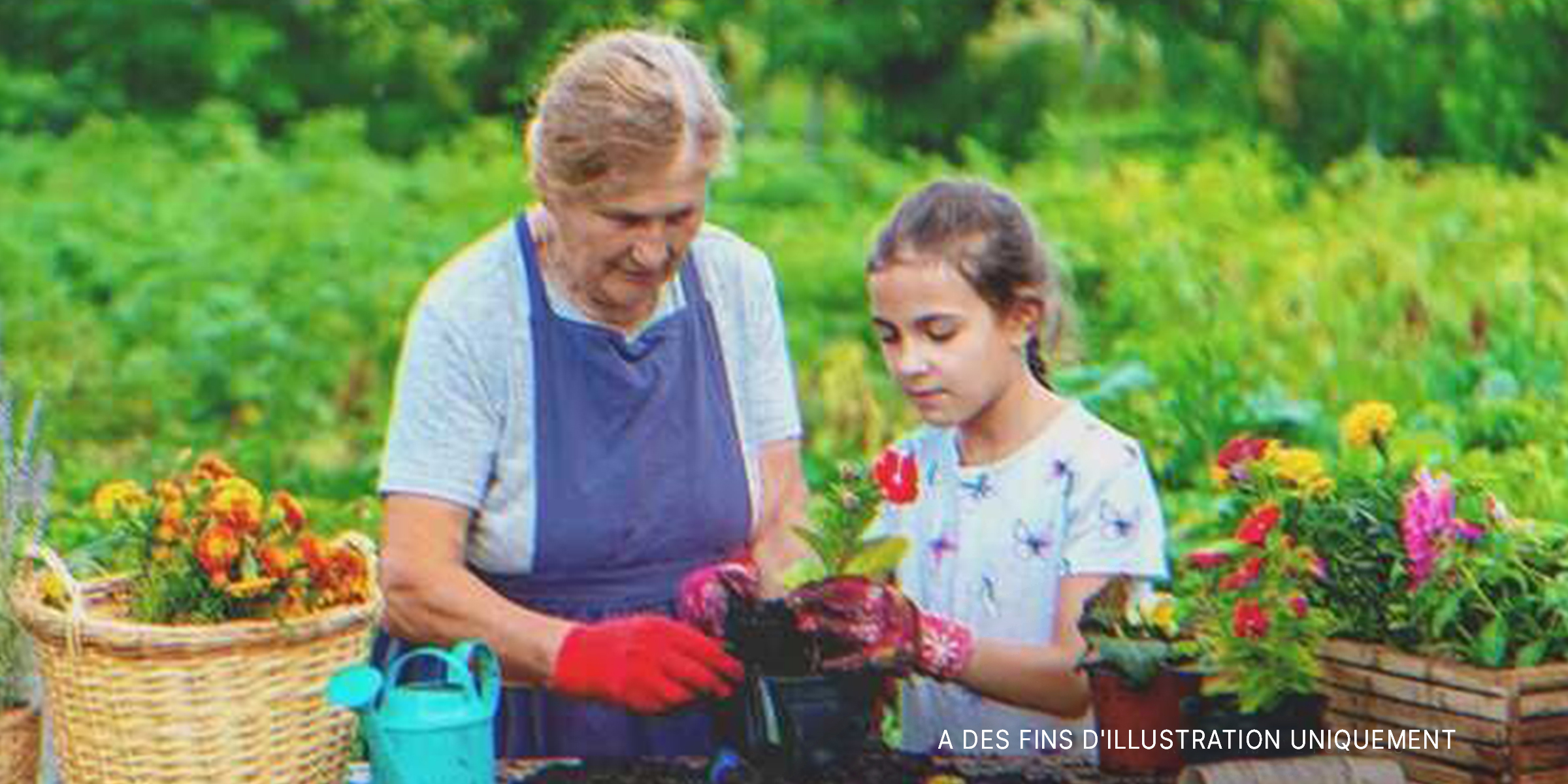 Une vielle dame et une petite-fille en train de jardiner | Source : Shutterstock