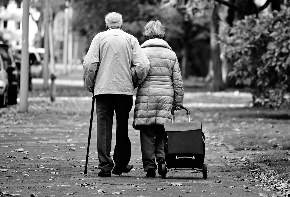 Un vieux couple qui marche | Photo : Pixabay
