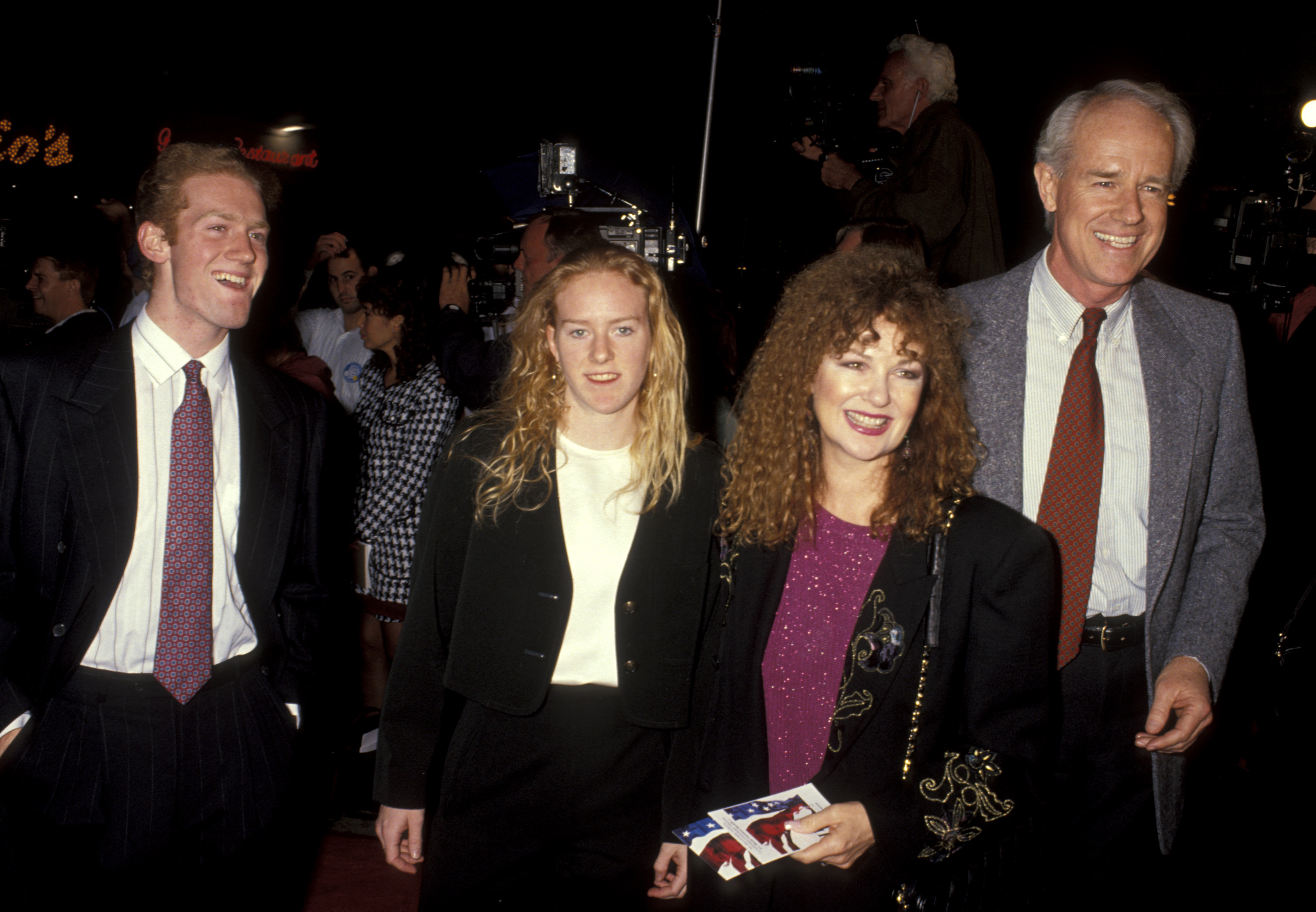 Shelly Fabares, Mike Farrell et ses enfants, Michael et Erin, lors de la première mondiale de JFK le 17 décembre 1991 à Westwood, en Californie | Source : Getty Images