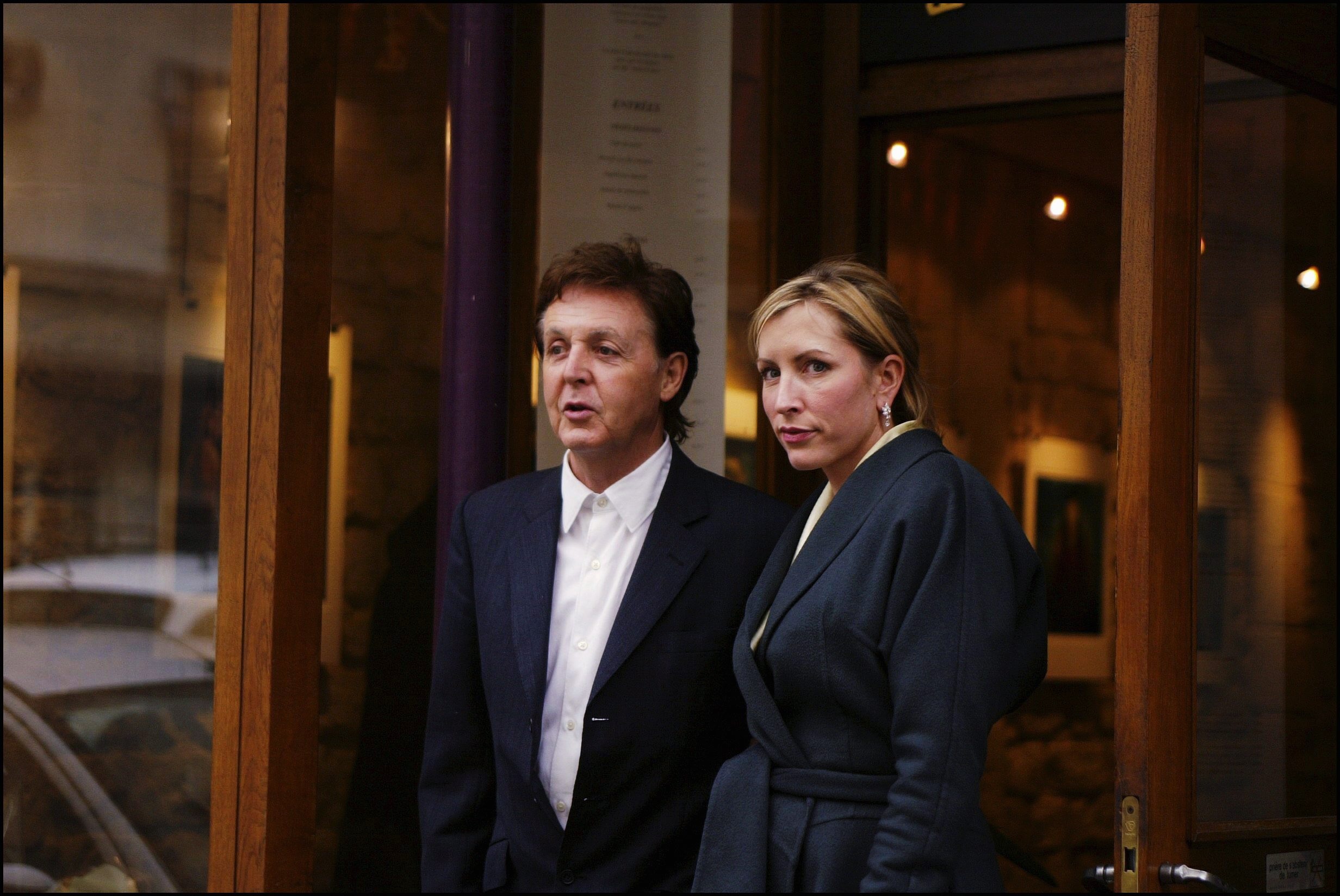 Paul McCartney et Heather Mills assistent au défilé de mode Stella Mac Cartney le 3 juillet 2004 à Paris, France | Source : Getty Images