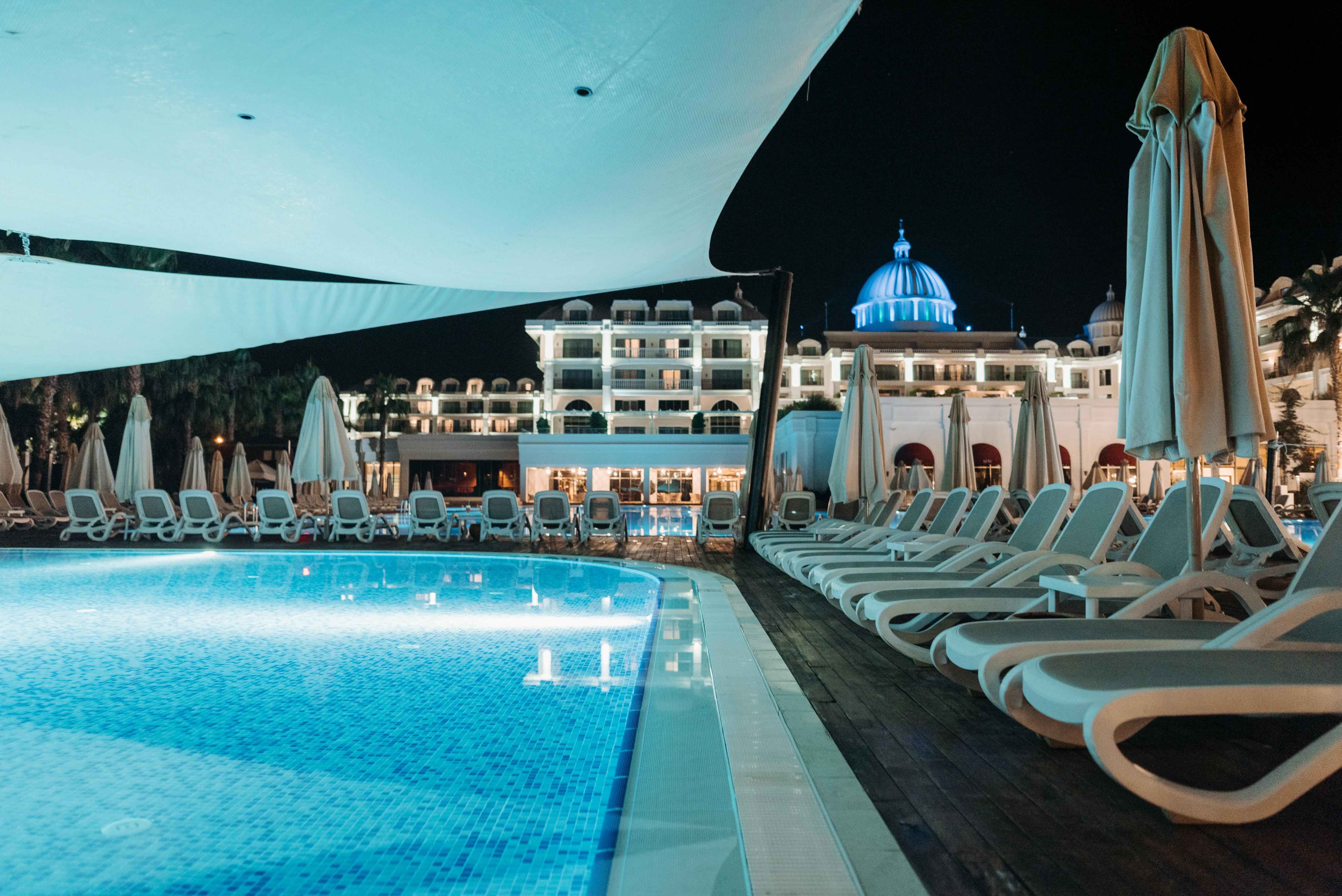 L'extérieur d'un centre de villégiature | Source : Pexels