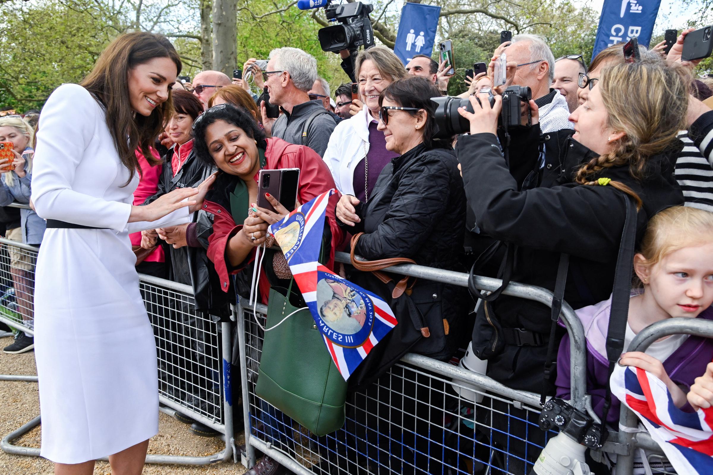 Catherine, princesse de Galles, rencontre des sympathisants lors d'un bain de foule sur le Mall devant le palais de Buckingham avant le couronnement du roi Charles de Grande-Bretagne et de Camilla, reine consort, à Londres, Angleterre, le 5 mai 2023 | Source : Getty Images