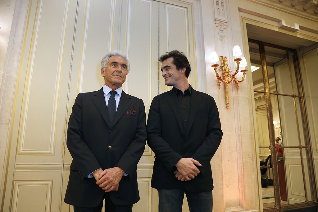 Les auteurs français Jean-Paul (G) et Raphaël Enthoven posent le 6 novembre 2013 à Paris, après avoir été récompensés par le prix littéraire Femina pour l'essai "Dictionnaire amoureux de Proust". | Photo : Getty Images