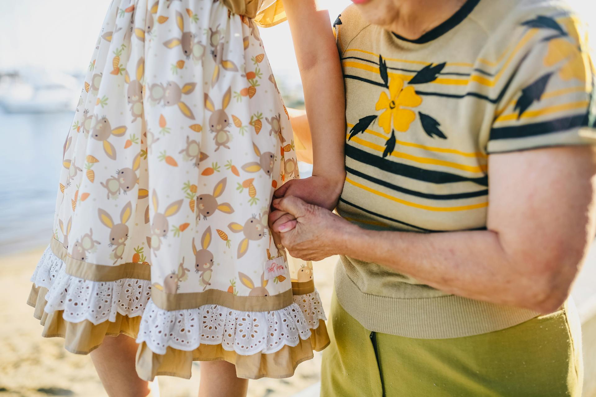 Une grand-mère tenant la main de sa petite fille lors d'une promenade | Source : Pexels