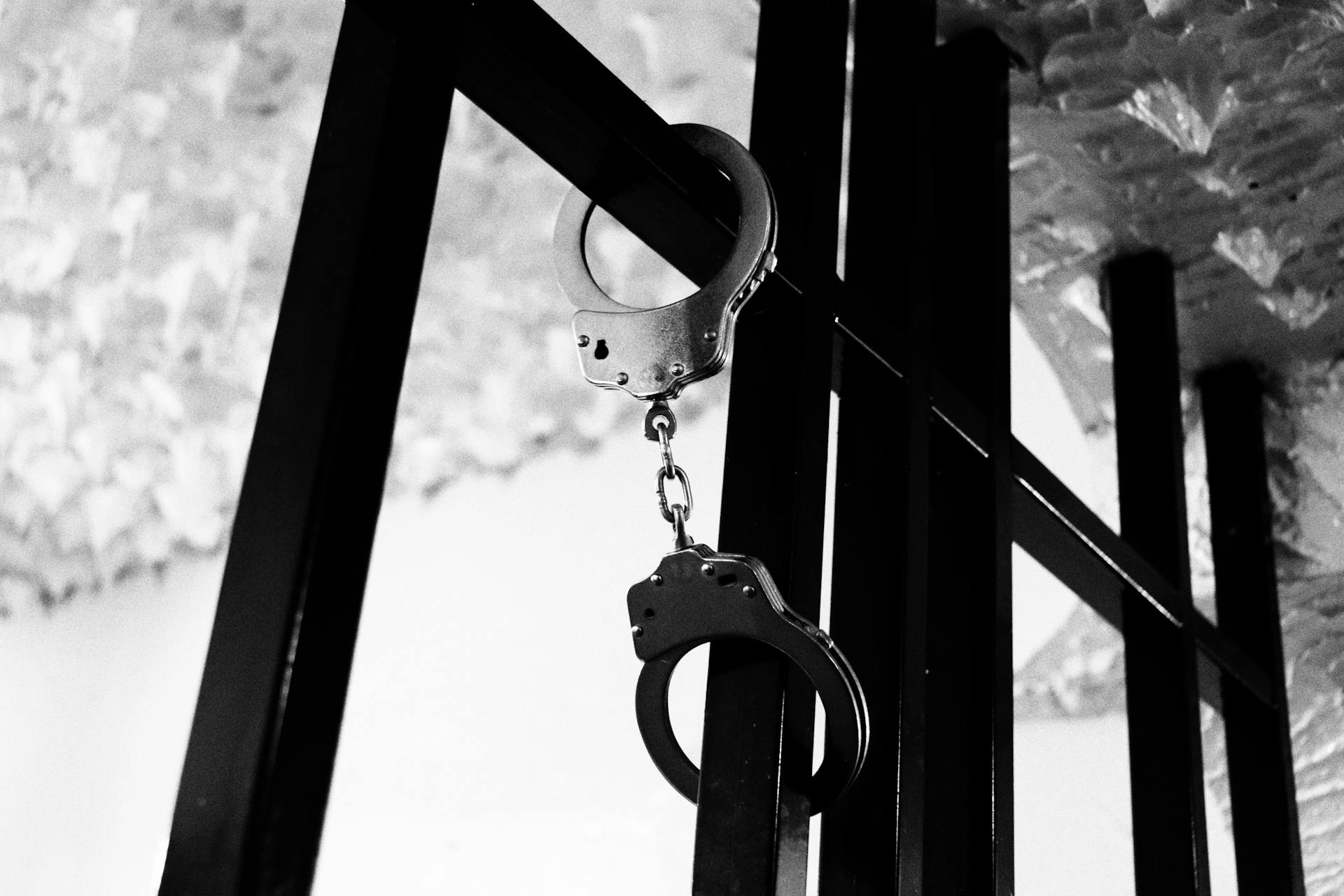 Des menottes sur des barres d'acier | Source : Pexels