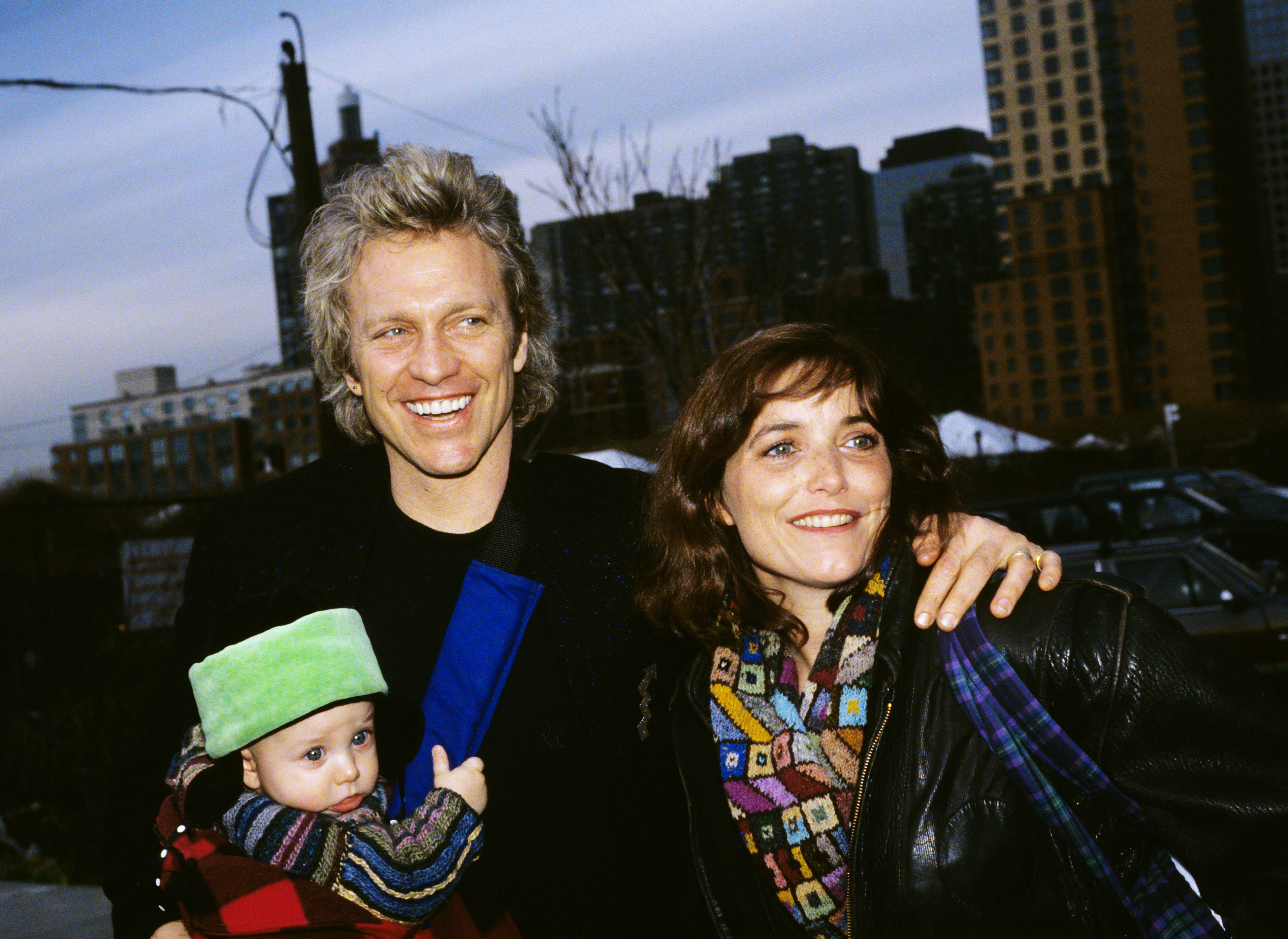 Kale Browne, Karen Allen et Nicholas Browne photographiés le 1er octobre 1990 | Source : Getty Images