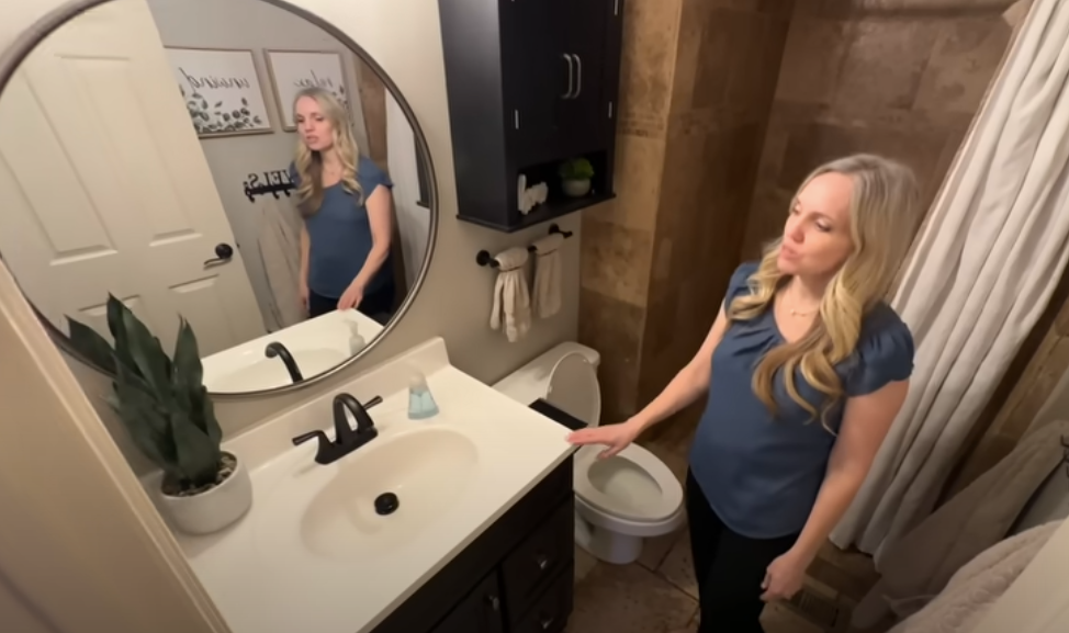La salle de bain | Source : Youtube.com/Real Mom Real Solutions